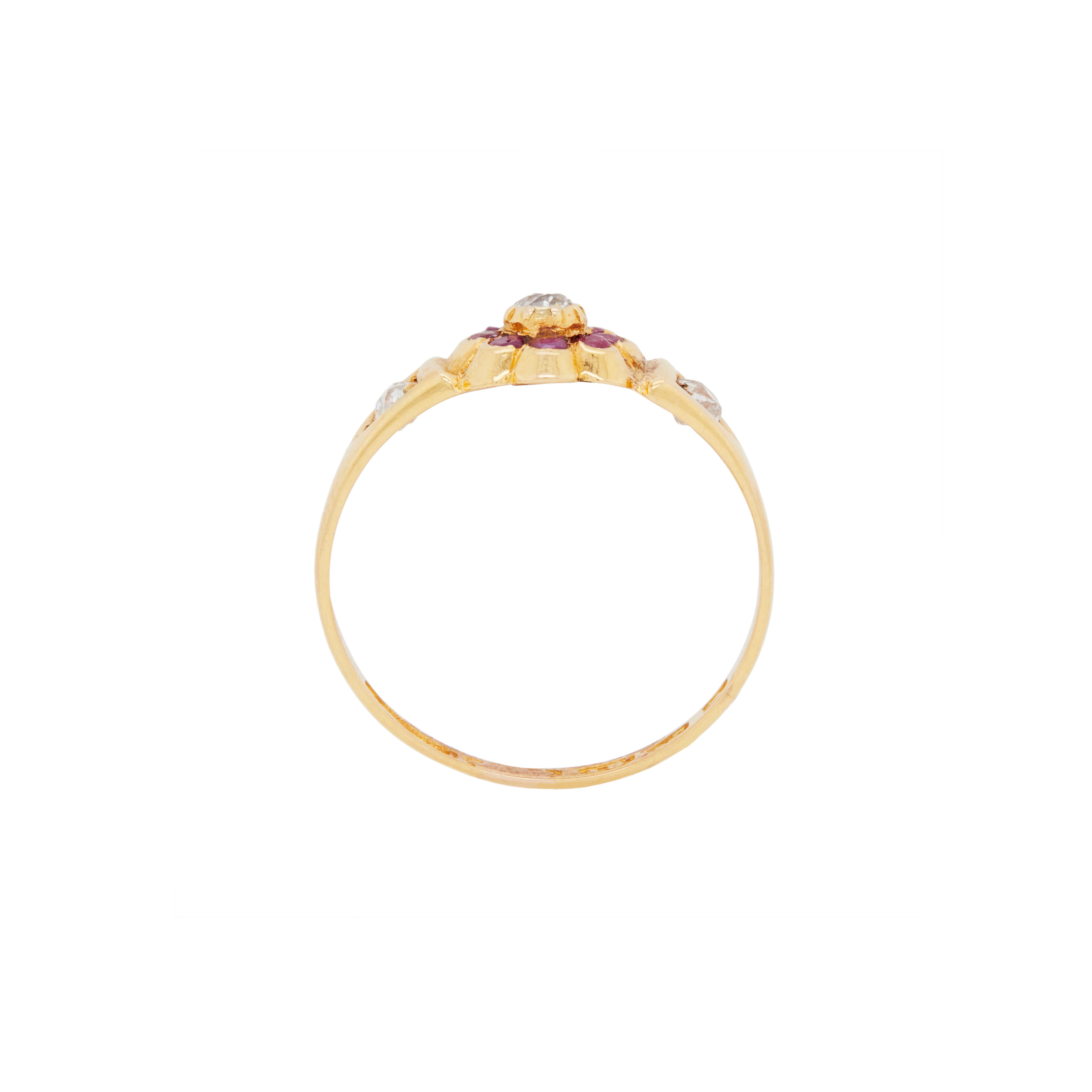 Este encantador anillo victoriano auténtico, una exquisita obra maestra de Chester que data de 1884, es un verdadero testimonio de la refinada artesanía del siglo XIX.

En su centro, un encantador diamante talla mina antigua irradia belleza, rodeado