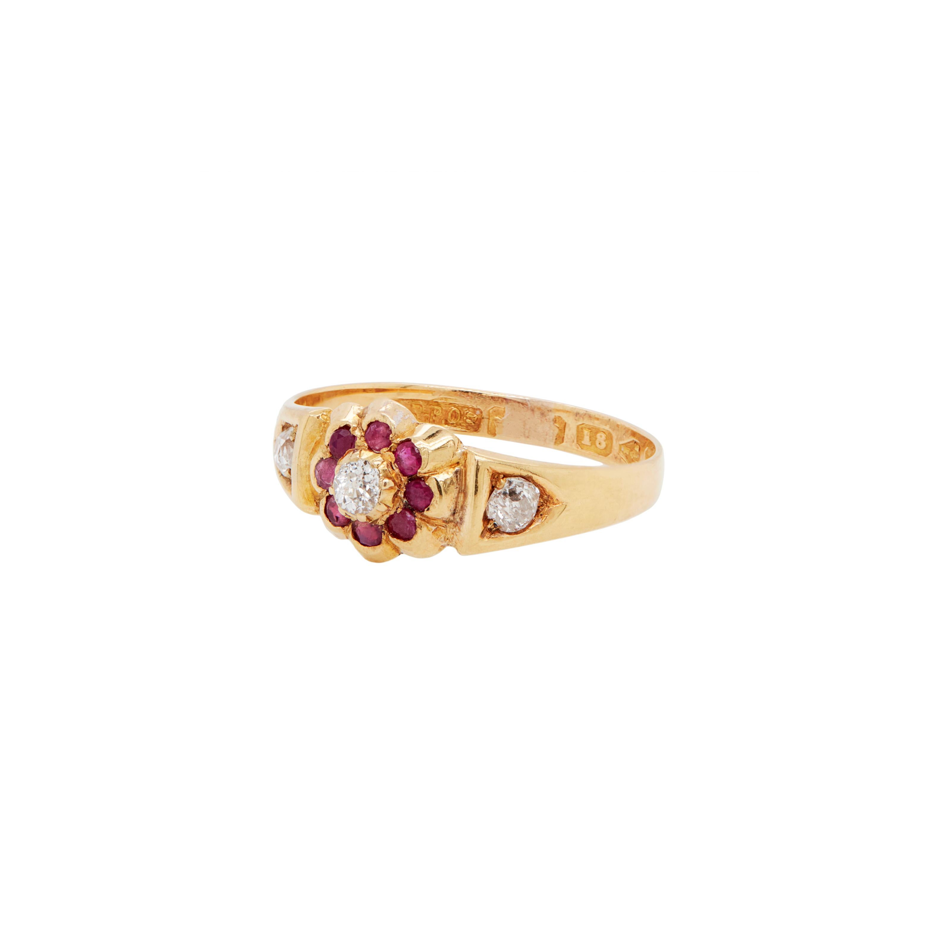 Anillo antiguo de flor de rubí y diamante talla antigua en oro amarillo de 18 quilates, Chester, 1884 Victoriano en venta