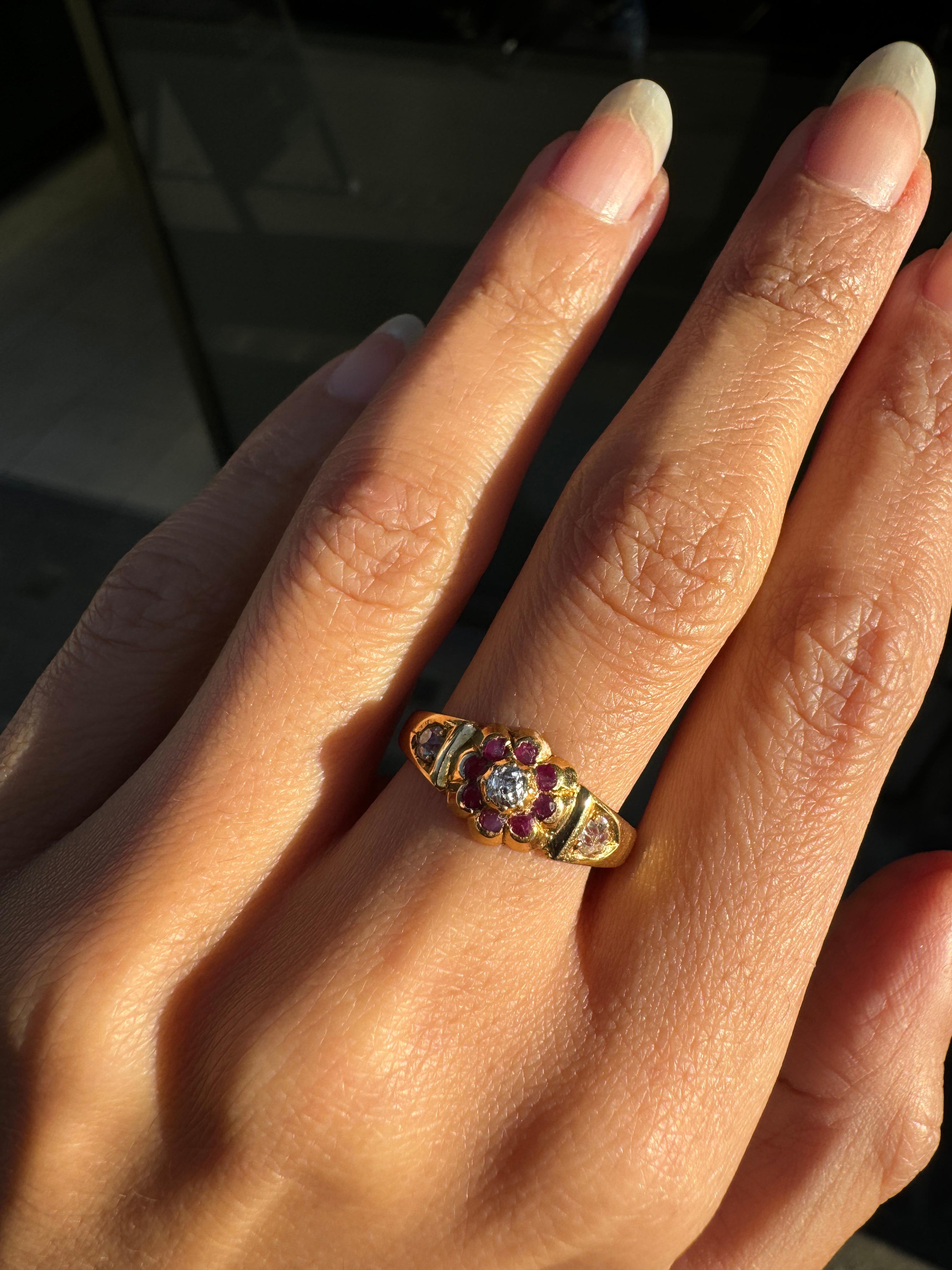 Anillo antiguo de flor de rubí y diamante talla antigua en oro amarillo de 18 quilates, Chester, 1884 Talla antigua en venta