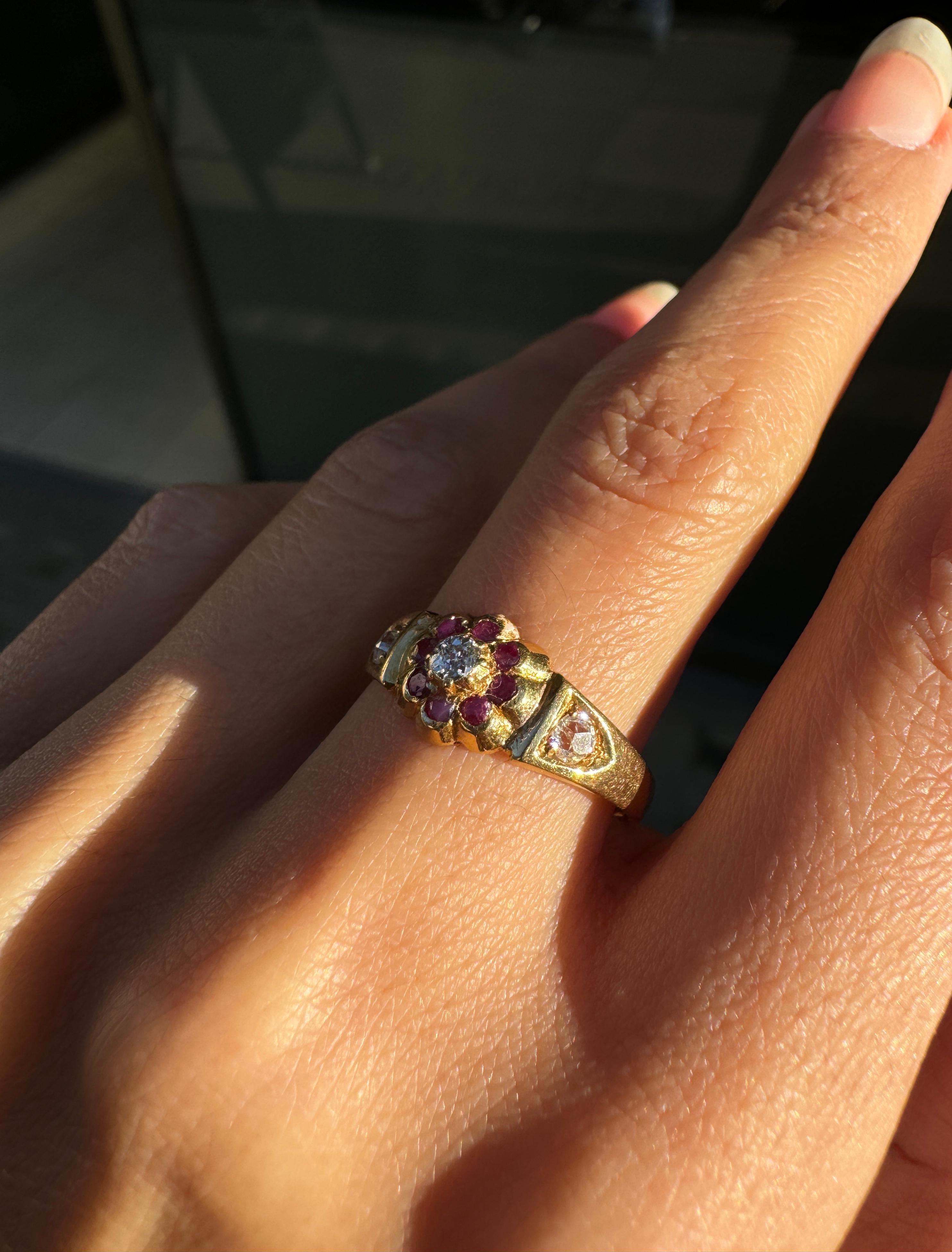 Anillo antiguo de flor de rubí y diamante talla antigua en oro amarillo de 18 quilates, Chester, 1884 en Bueno estado para la venta en London, GB
