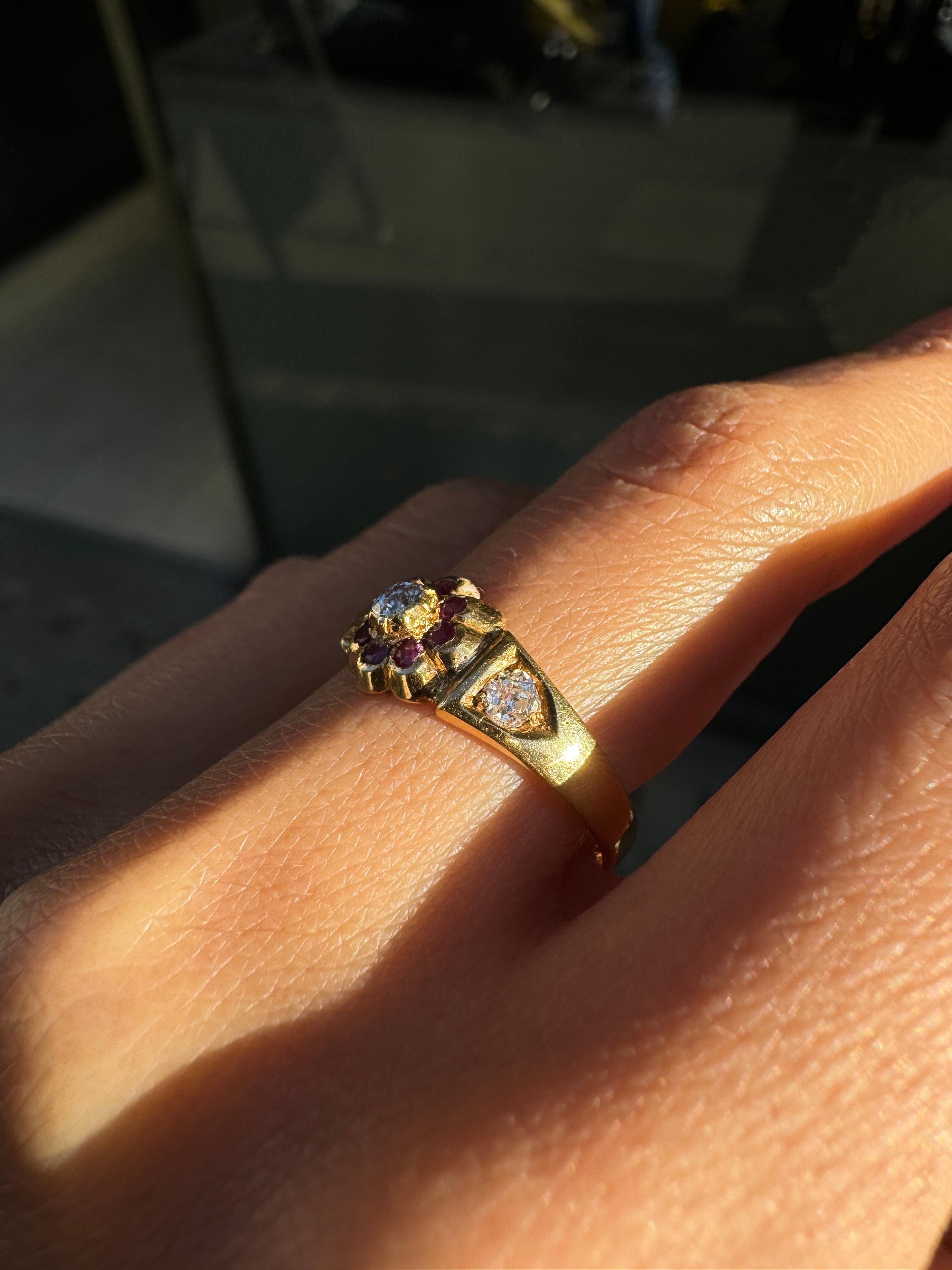 Femenino o masculino Anillo antiguo de flor de rubí y diamante talla antigua en oro amarillo de 18 quilates, Chester, 1884 en venta