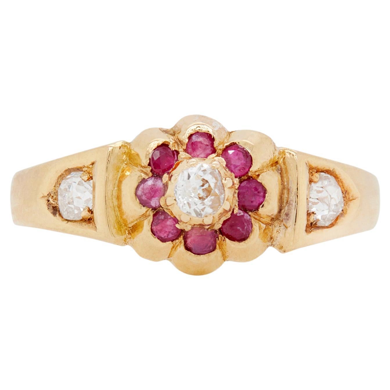 Anillo antiguo de flor de rubí y diamante talla antigua en oro amarillo de 18 quilates, Chester, 1884 en venta