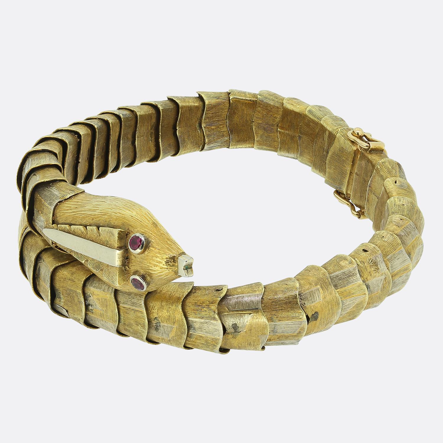 Hier haben wir ein exquisites Armband aus 18-karätigem Gelbgold aus der viktorianischen Ära, das in Form einer Schlange gestaltet ist. Das Armband verfügt über einen detaillierten, mehrschichtigen, gegliederten Körper mit einer gebürsteten