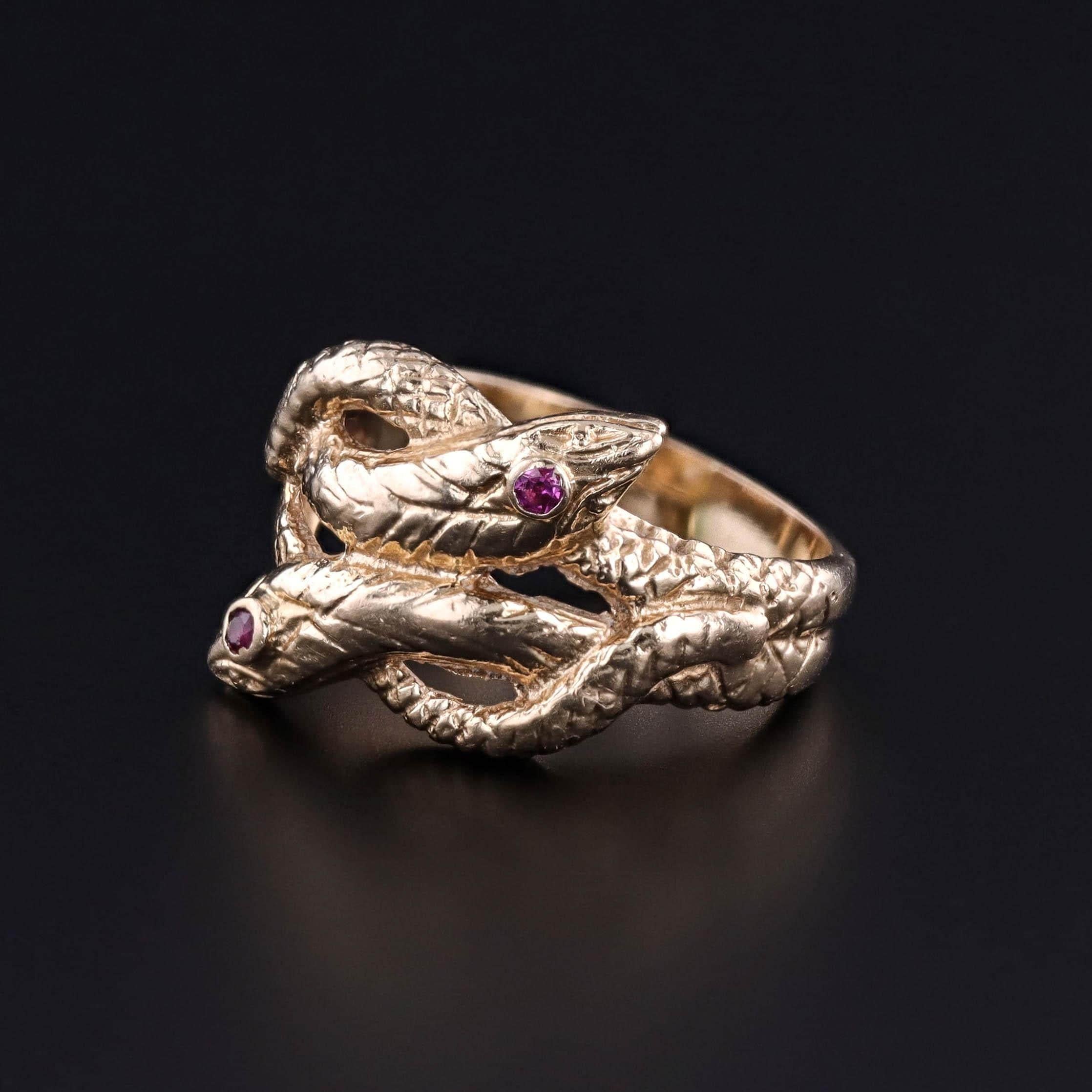 Anello antico con serpente: questo anello antico (circa 1900) presenta due serpenti intrecciati in oro 14k con rubini sulla testa.

La faccia dell'anello misura 0.6 pollici da nord a sud ed è in ottime condizioni. È una taglia 6 ma può essere