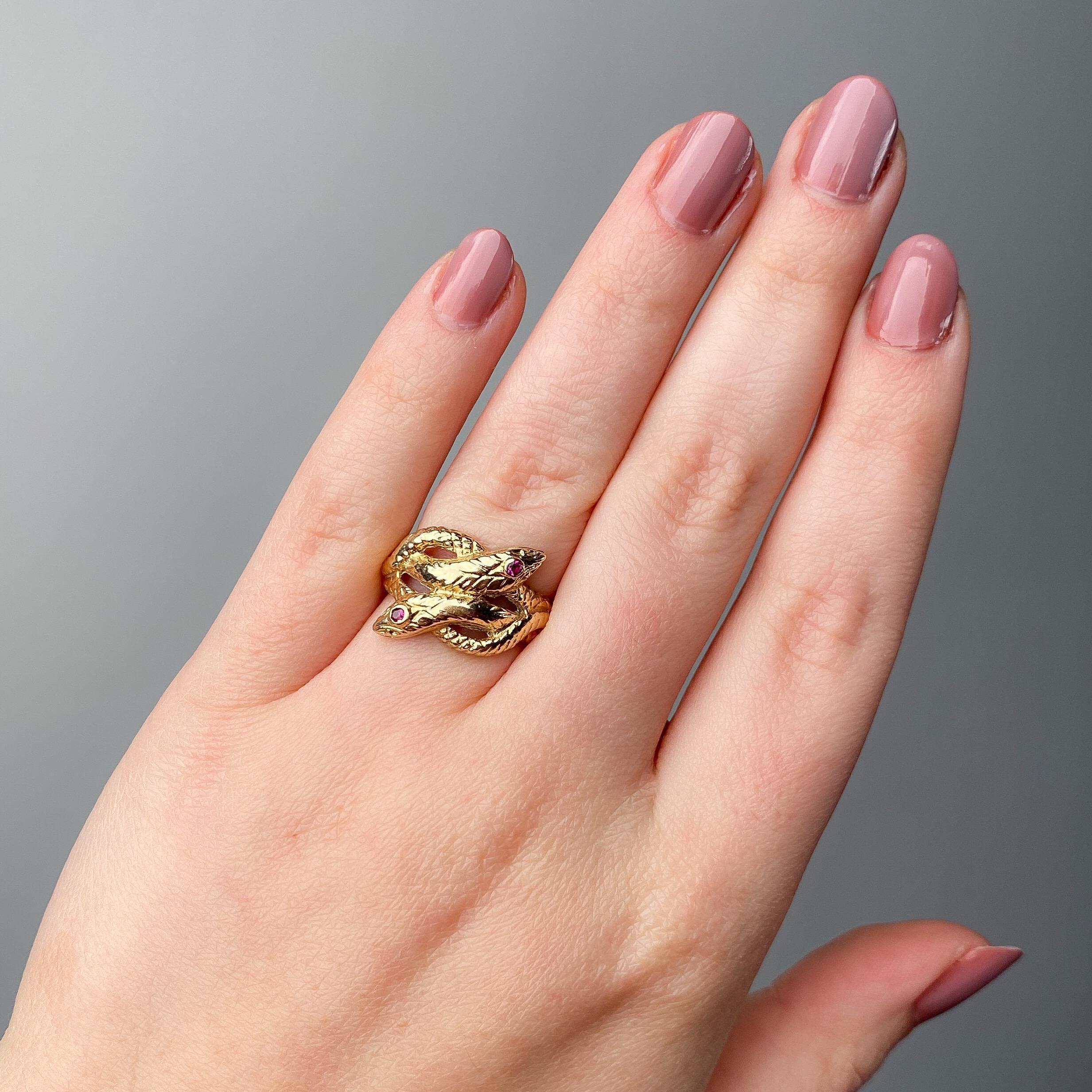 Donna Anello a serpente con rubino antico in oro 14k in vendita