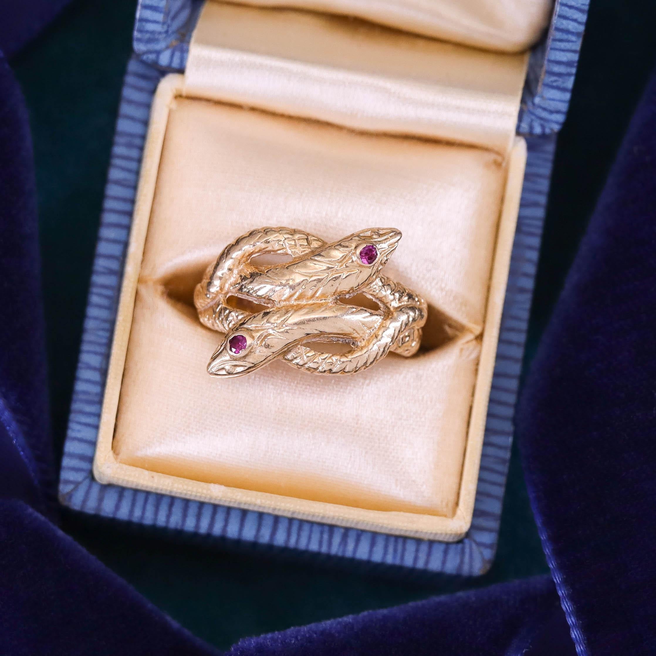 Anello a serpente con rubino antico in oro 14k in vendita 1