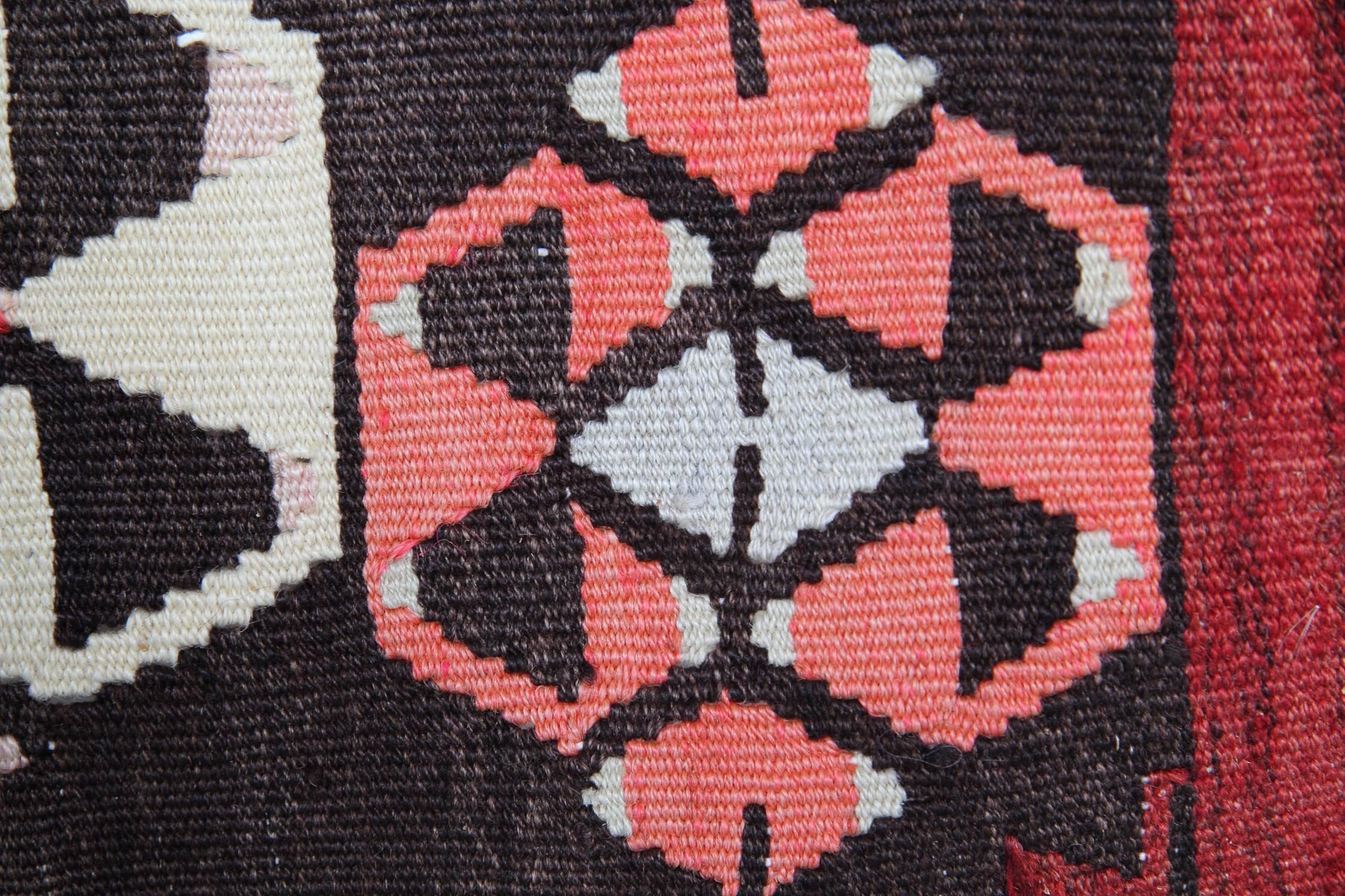 Ce tapis coloré fait à la main est un tapis turc tissé par des tisserands très qualifiés en Turquie, qui ont utilisé de la laine et du coton de la plus haute qualité. Le tapis à tissage plat présente des couleurs rouge clair, orange, gris-vert,