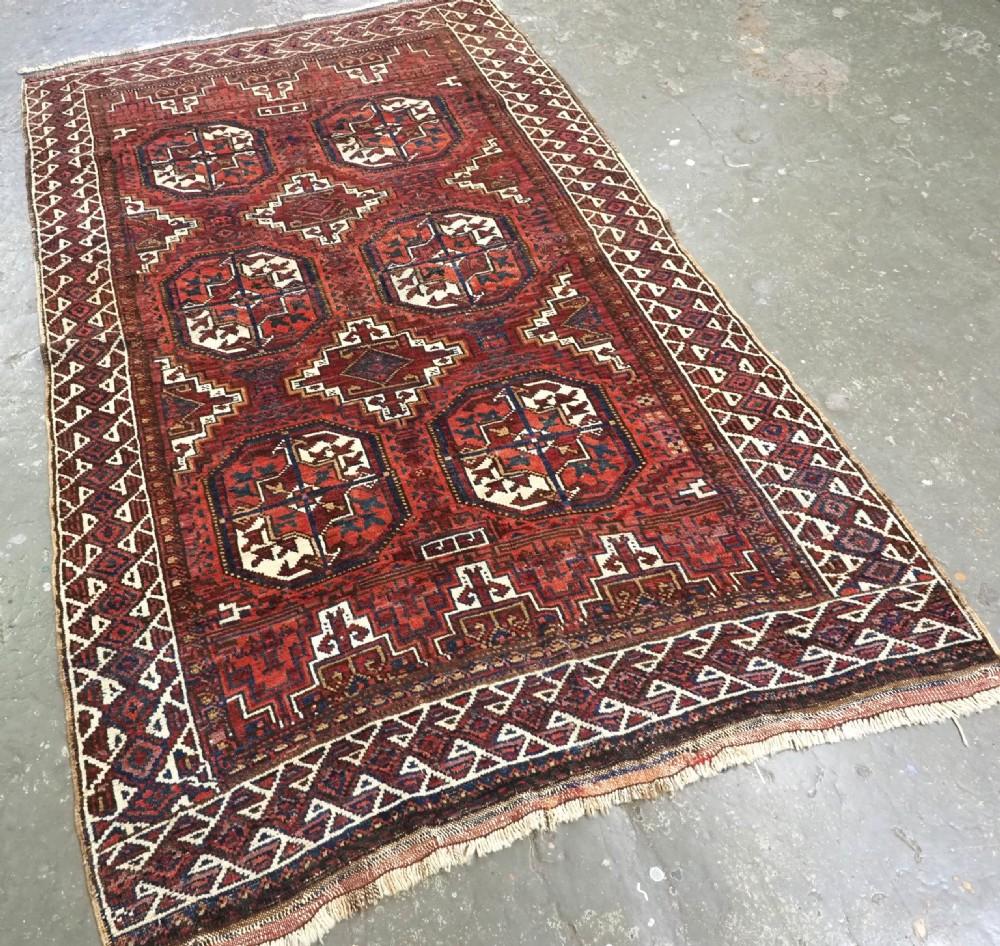 Antiker Quchan-Kurd-Teppich mit Gul-Muster im Stil von Baluch Salar Khani
CIRCA 1900

Dies ist ein gutes Beispiel für eine Gruppe von Teppichen, die von den Quchan-Kurden in Ostpersien gewebt wurden. Das Design des Teppichs ist dem der Salar