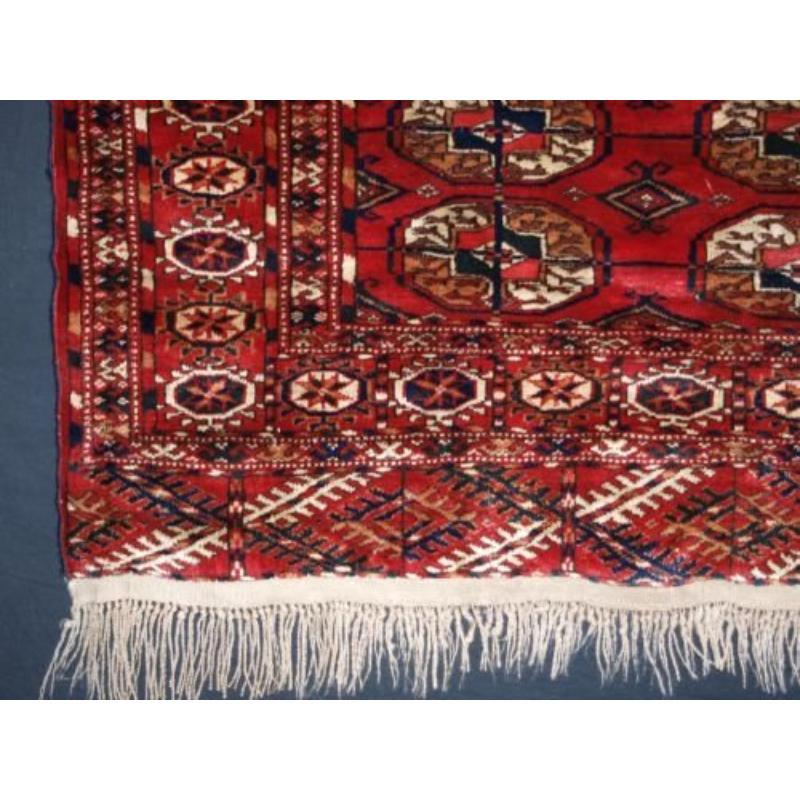 Tapis ancien du Turkménistan Tekke
Circa 1900

Un tapis en laine exceptionnellement douce, au toucher très 
