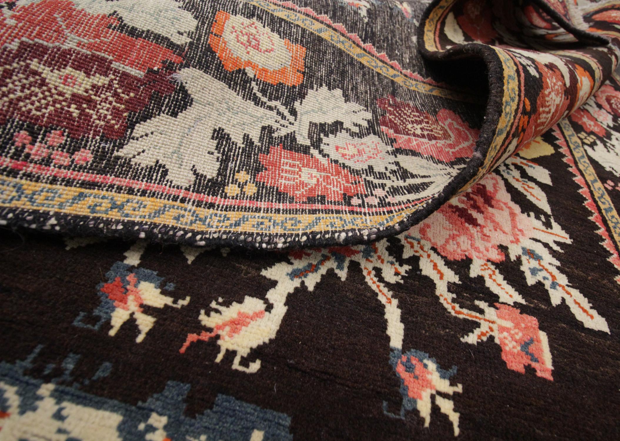 Antiker kaukasischer Karabagh-Teppich, handgefertigter Teppich, orientalischer Teppich mit Blumenmuster (Baumwolle) im Angebot