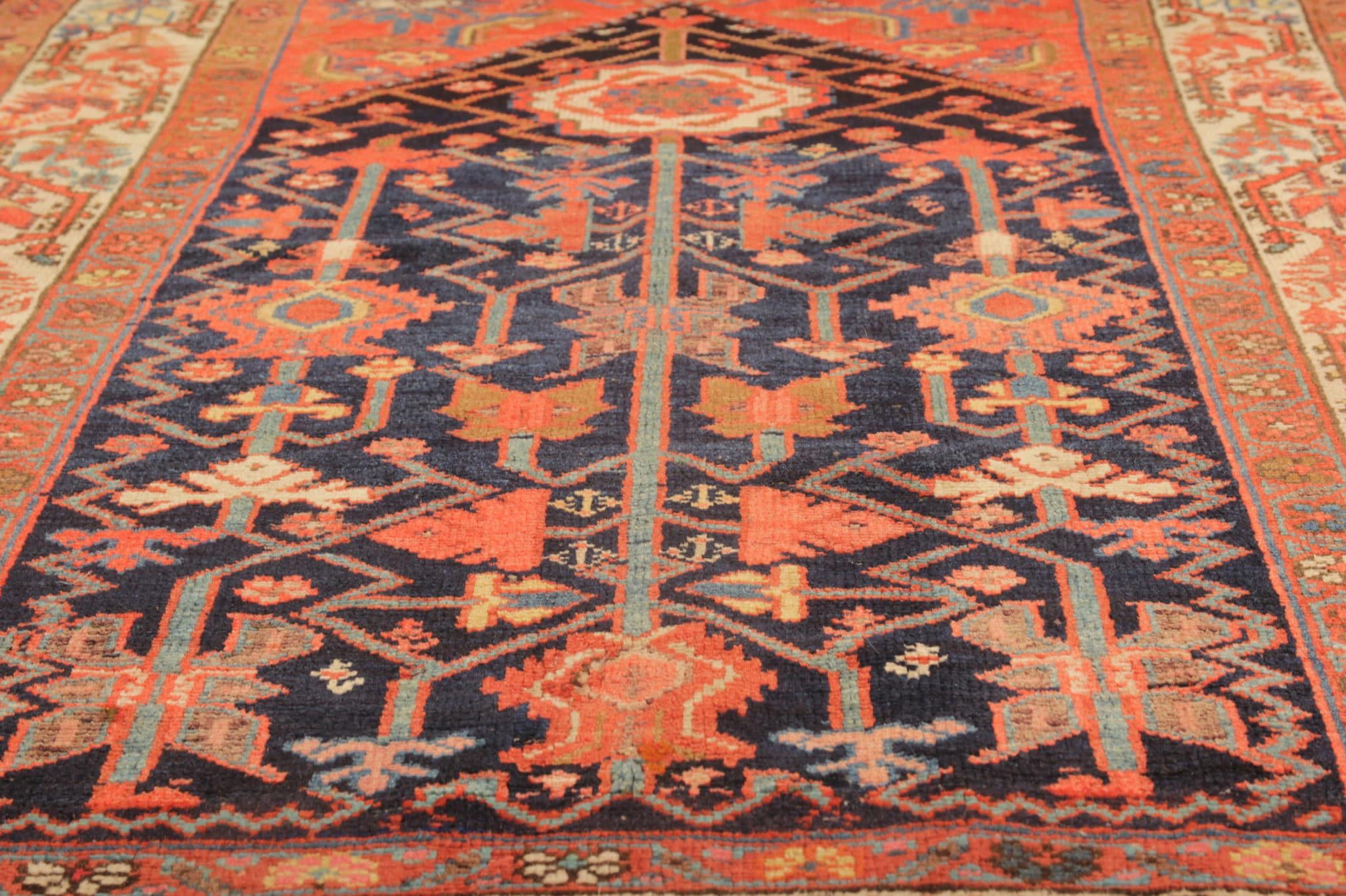 Transforma tu espacio con el encanto intemporal de nuestra alfombra antigua caucásica Mihrabi. Fabricada por hábiles artesanos a finales de la década de 1880, esta exquisita pieza rezuma la rica historia de la región del Cáucaso, concretamente de