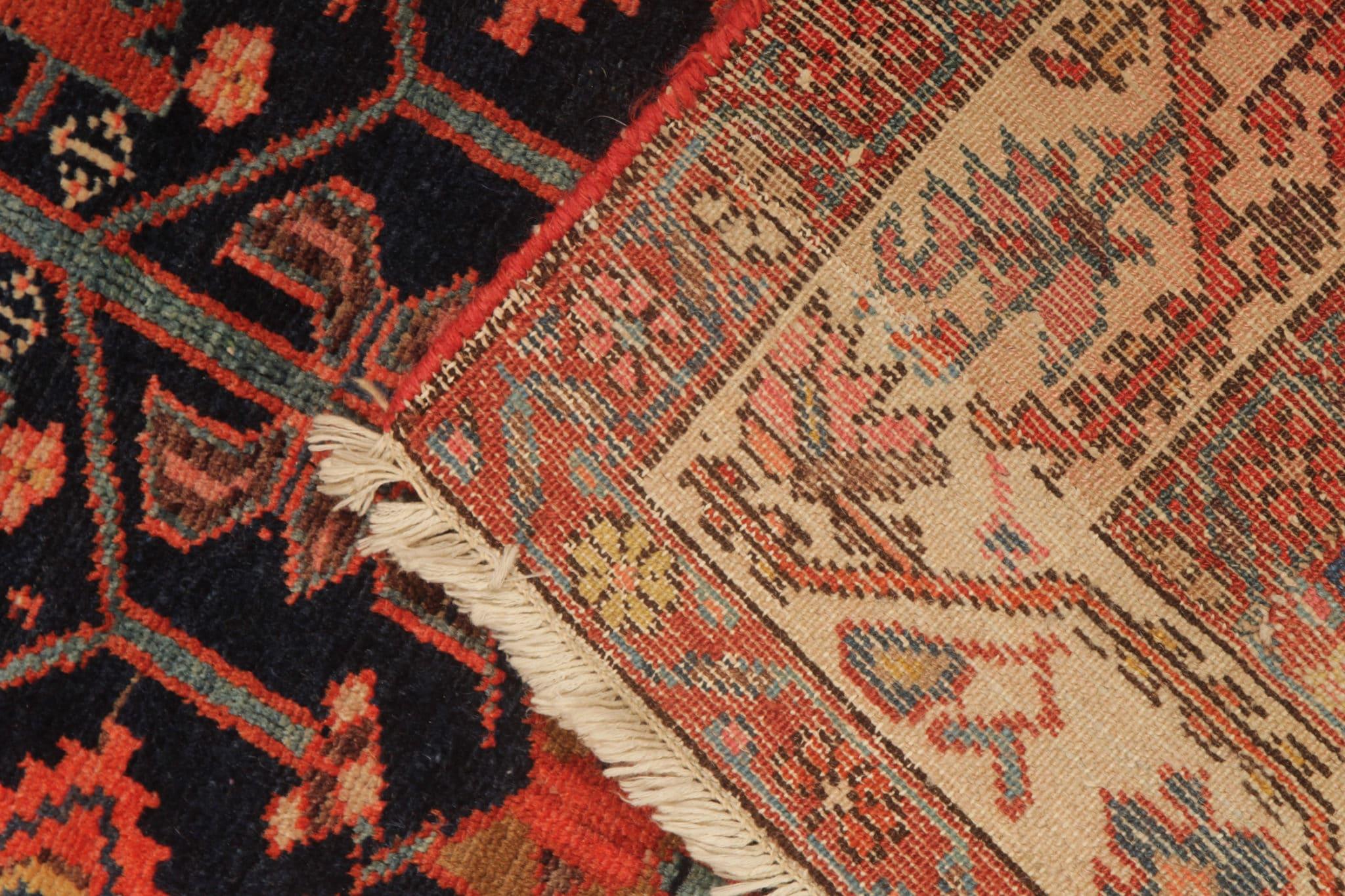 Antiker kaukasischer Mihrabi-Teppich, handgefertigter Teppich aus Kasachischem Gebiet (Pflanzlich gefärbt) im Angebot