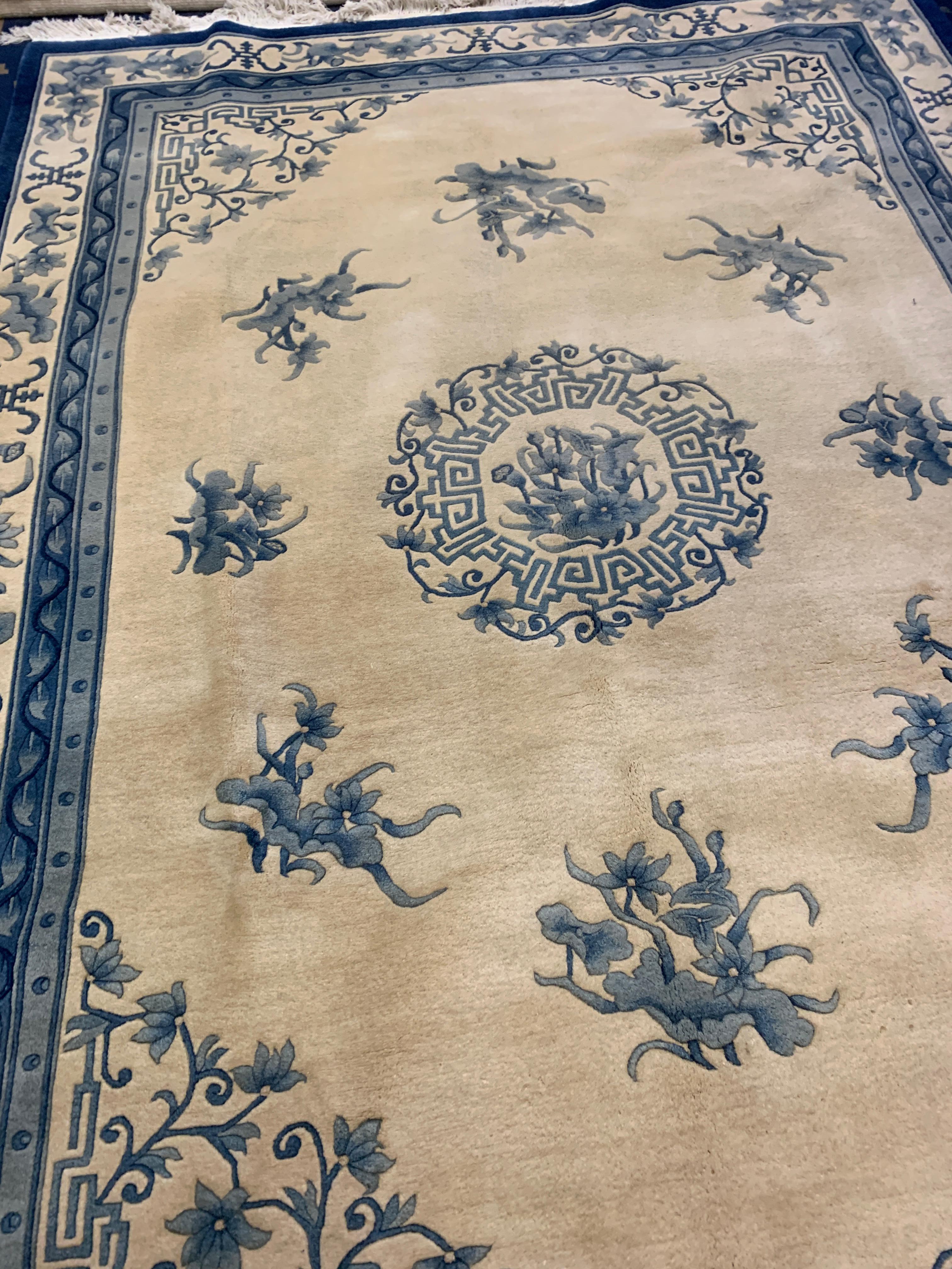 Ce tapis ancien beige-bleu est une pièce fascinante qui murmure des histoires du passé à chaque nœud complexe. Fabriqué à la main dans les années 1920 au cœur de la Chine, ce chef-d'œuvre met en valeur la beauté intemporelle des tapis traditionnels.