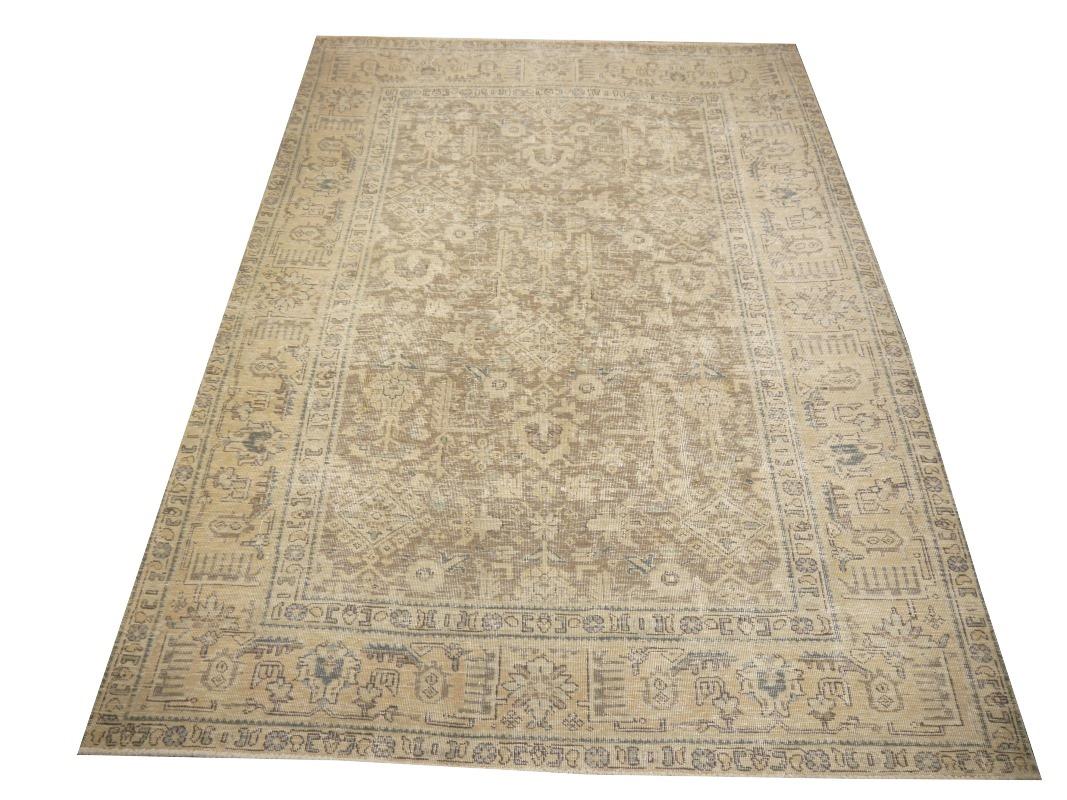 Tabriz rug classic vintage rug muted gray beige brown hand knotted neutral

Beautiful antique rug in style of Tabriz - Djoharian Collection

This rug was made with a decorative Traditional Design. The style reminds of Tabriz, Heriz and Persian