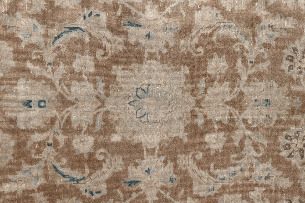 Tabriz Teppich klassischer Vintage Teppich gedämpft braun und blau handgeknüpft neutral

Schöner antiker Teppich im Stil von Täbris - Djoharian Collection'S

Dieser Teppich wurde mit einem dekorativen traditionellen Muster hergestellt. Der Stil
