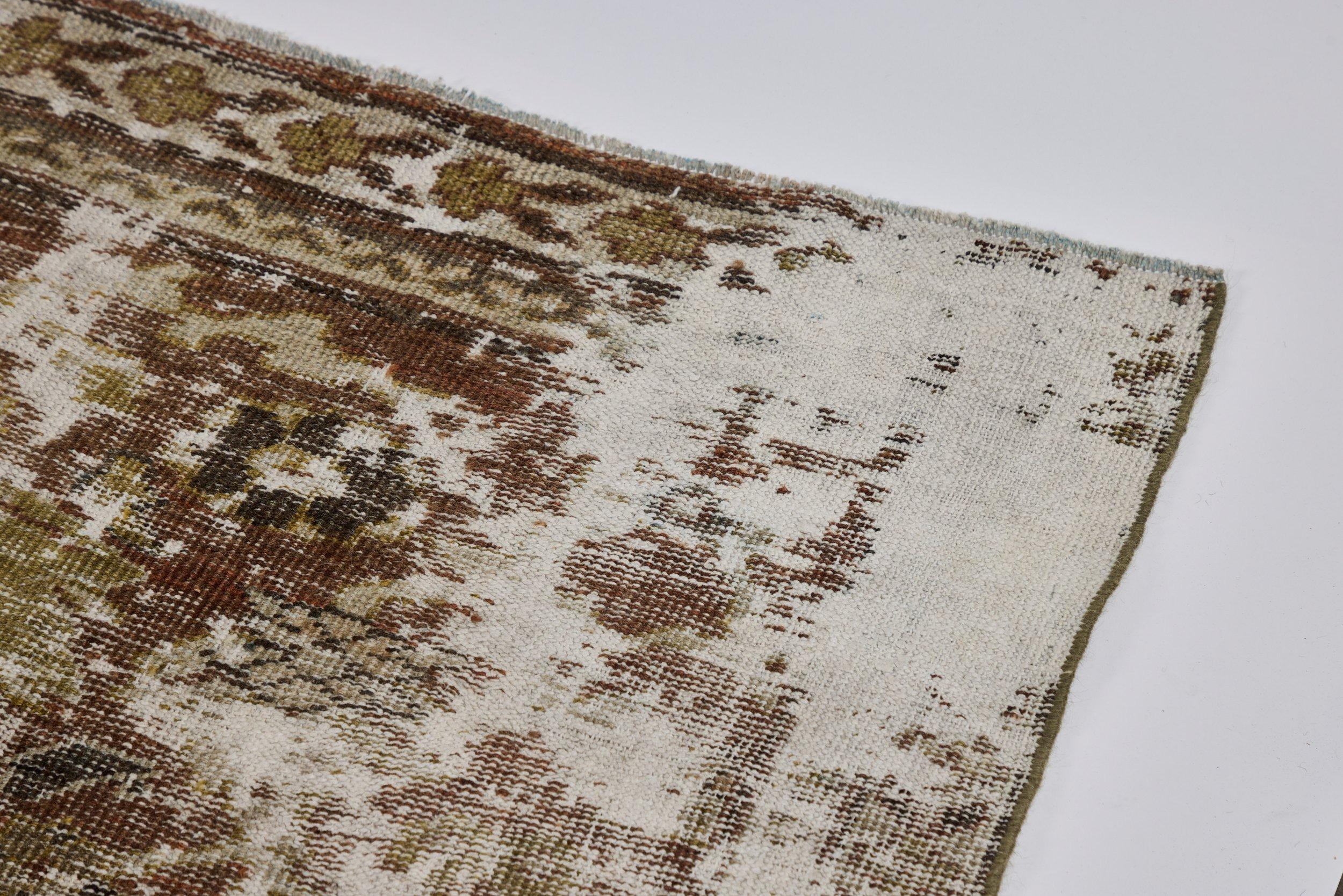 Antique Rug In Excellent Condition For Sale In Studio City, CA