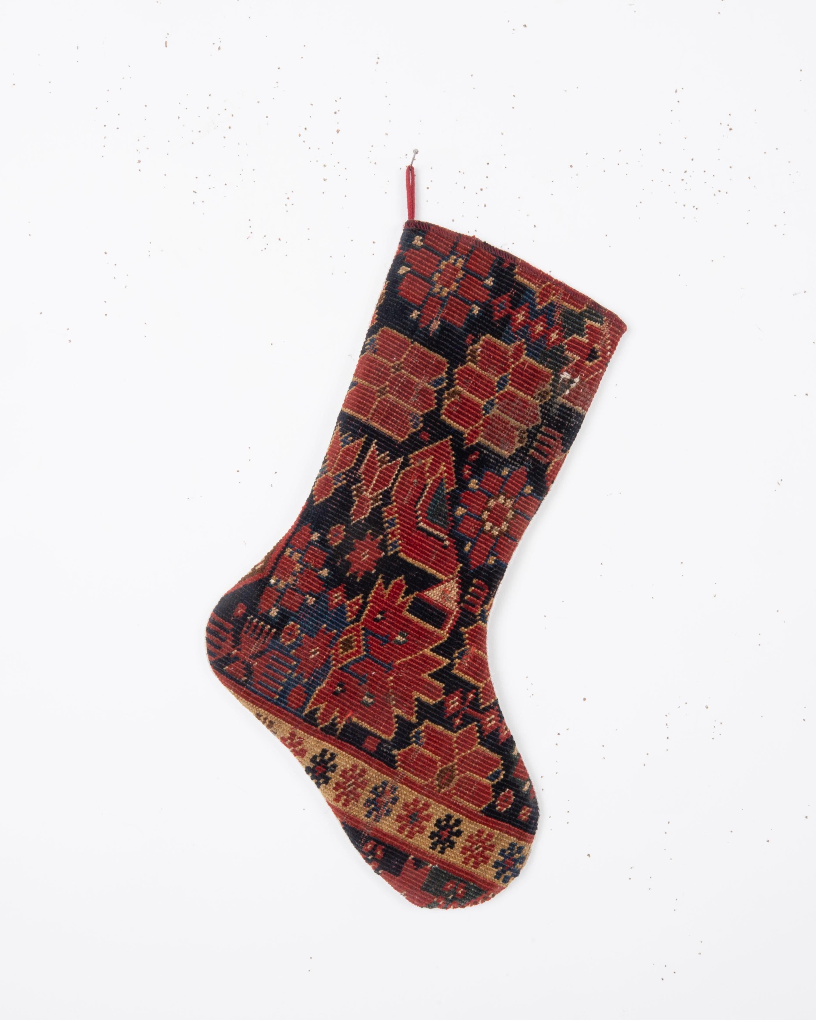 
Ogni pezzo è unico nel suo genere e celebra l'arte della tessitura tradizionale, trasformandola in un oggetto festoso e di grande effetto. 
cimelio funzionale. Perfetto per essere appeso al camino, regalato o per aggiungere un tocco di carattere