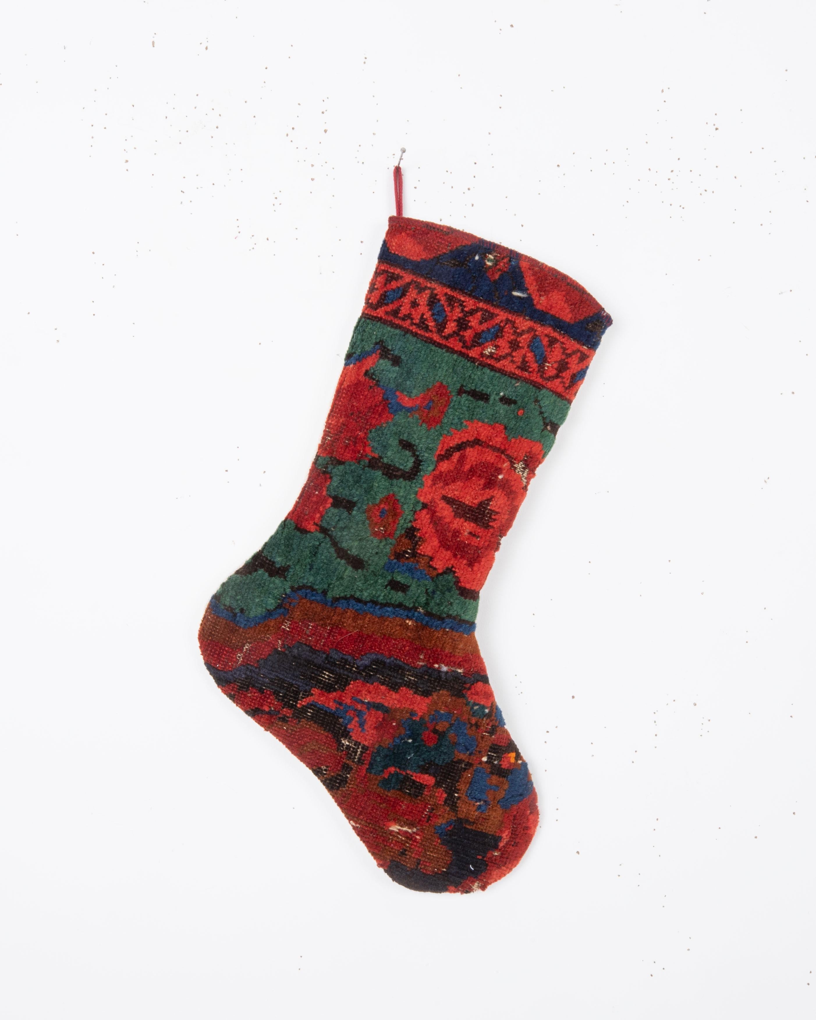 Antique Rug Fragment Christmas Stocking im Zustand „Starke Gebrauchsspuren“ im Angebot in Istanbul, TR