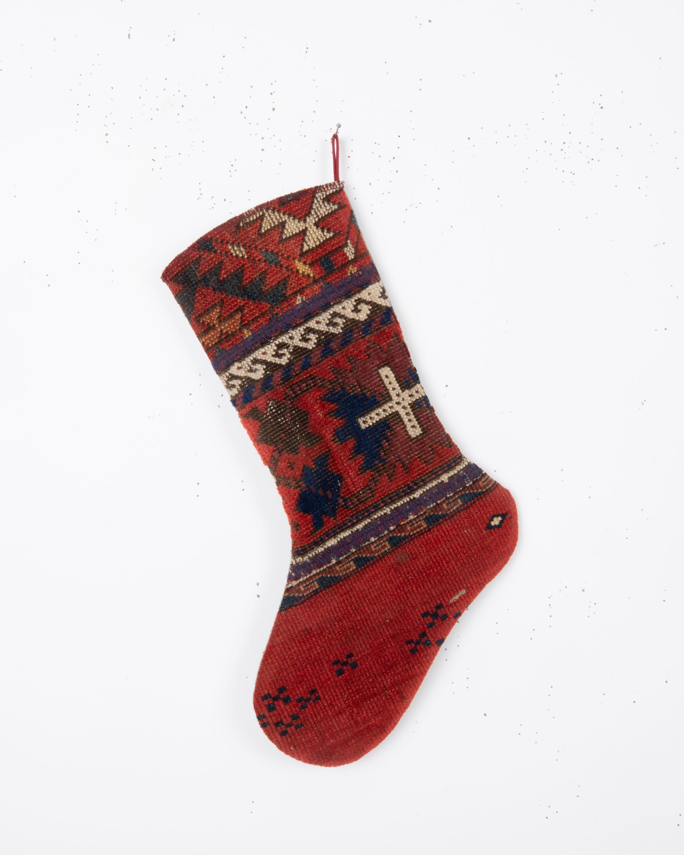 Antique Rug Fragment Christmas Stocking im Zustand „Starke Gebrauchsspuren“ im Angebot in Istanbul, TR