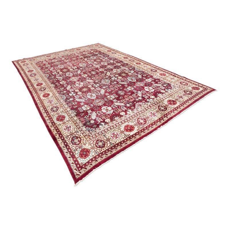 Indian Agra rug made around 1900.
- A collector's item with an exquisite elegance in its design and a magnificent state of conservation.
- Its design is made from geometric palmettes in turquoise blue and pink from which a kind of white serrated