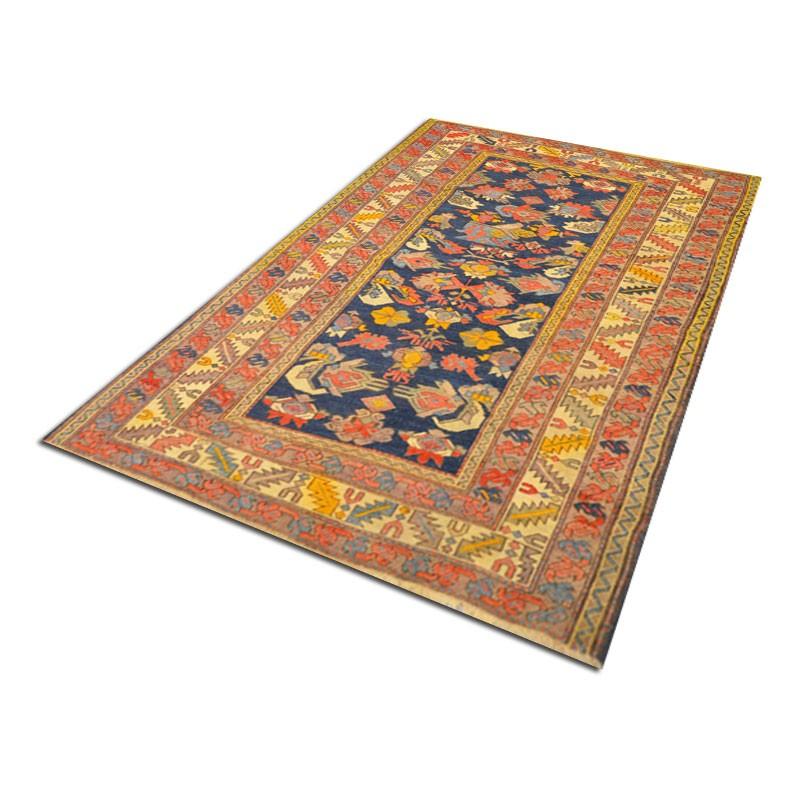 Rug from the Caucasus region. Measures: 1.60 x 1.20 m.
- Design with geometries and flowers in different tones. All this provides that ethnic character that distinguishes this piece.
- Its pink, yellow, red colors and on a blue background