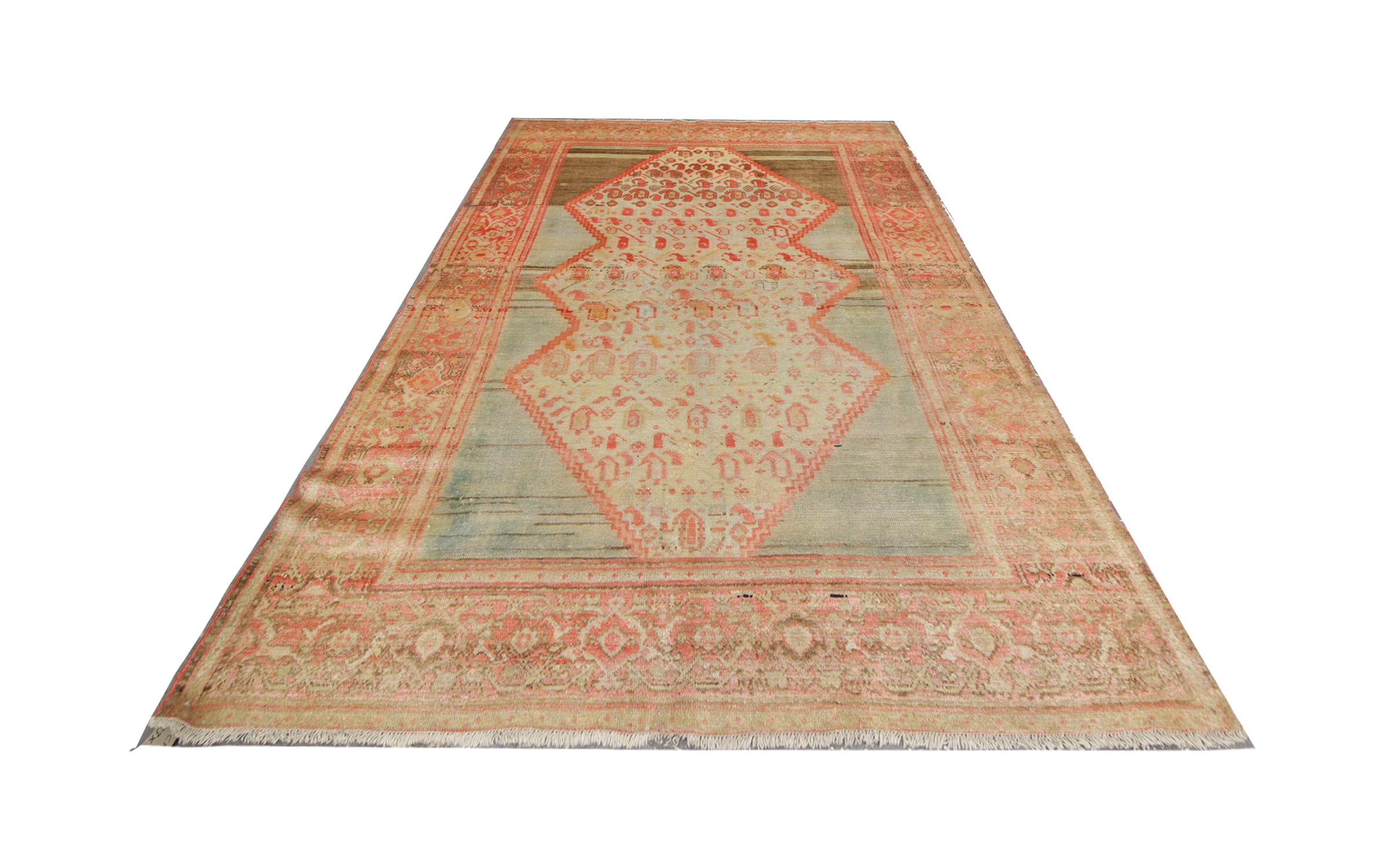 Tapis ancien fait à la main avec un motif traditionnel et des couleurs sombres pour ce tapis de haute qualité, un tapis turc très détaillé. Des motifs géométriques simples et répétitifs ont été tissés à la main dans le médaillon central à diamants