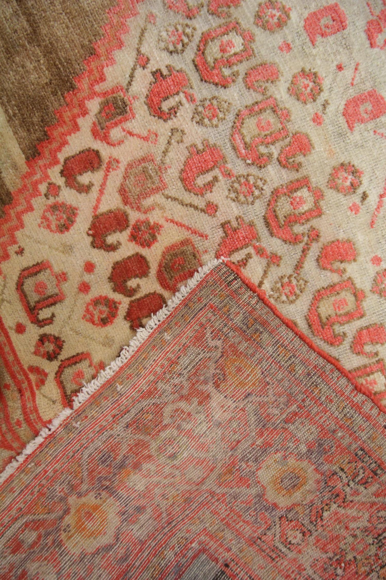 Début du 20ème siècle Antique Rug Hand woven Turkish Rug:: Wool Carpet as Living Room Rug for Sale en vente