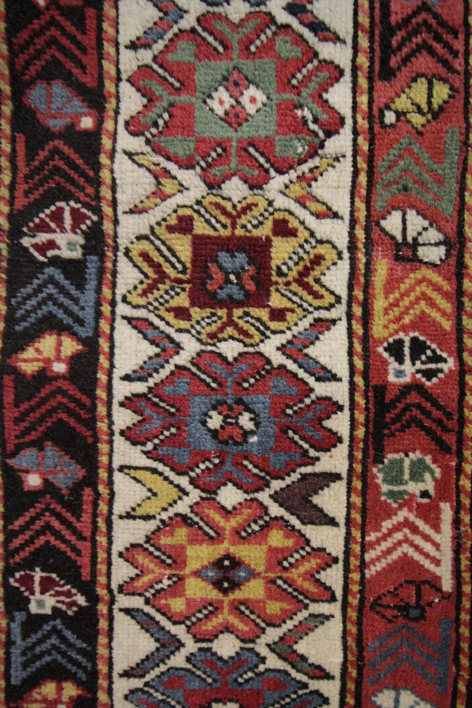 Antiker antiker Teppich, handgefertigter orientalischer kaukasischer Teppich, Wohnzimmerteppich im Angebot (Mitte des 20. Jahrhunderts) im Angebot