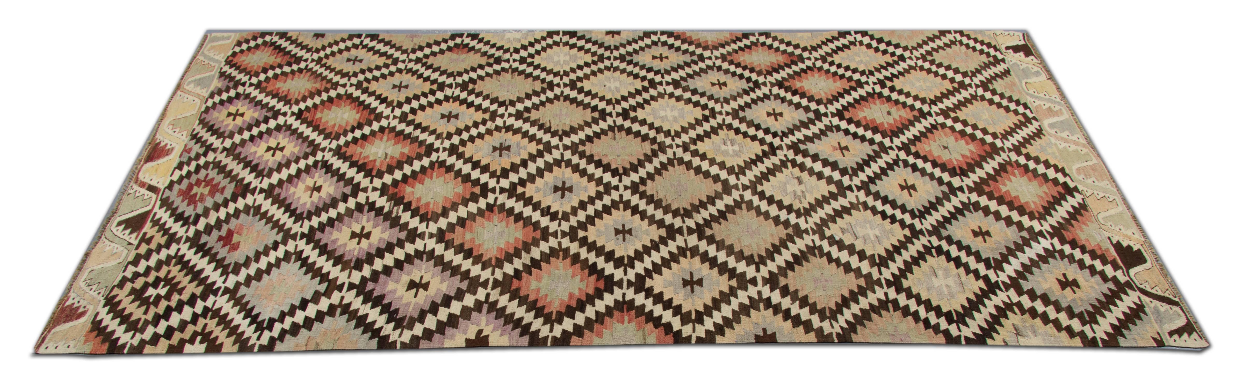 Dieser handgefertigte türkische Teppich ist ein antiker, traditioneller, handgewebter Teppich aus der Stadt Afyon, der von der Welt des konventionellen Teppichdesigns beeinflusst ist. Diese Art von Teppich eignet sich als Eingangs- und Flurteppich,
