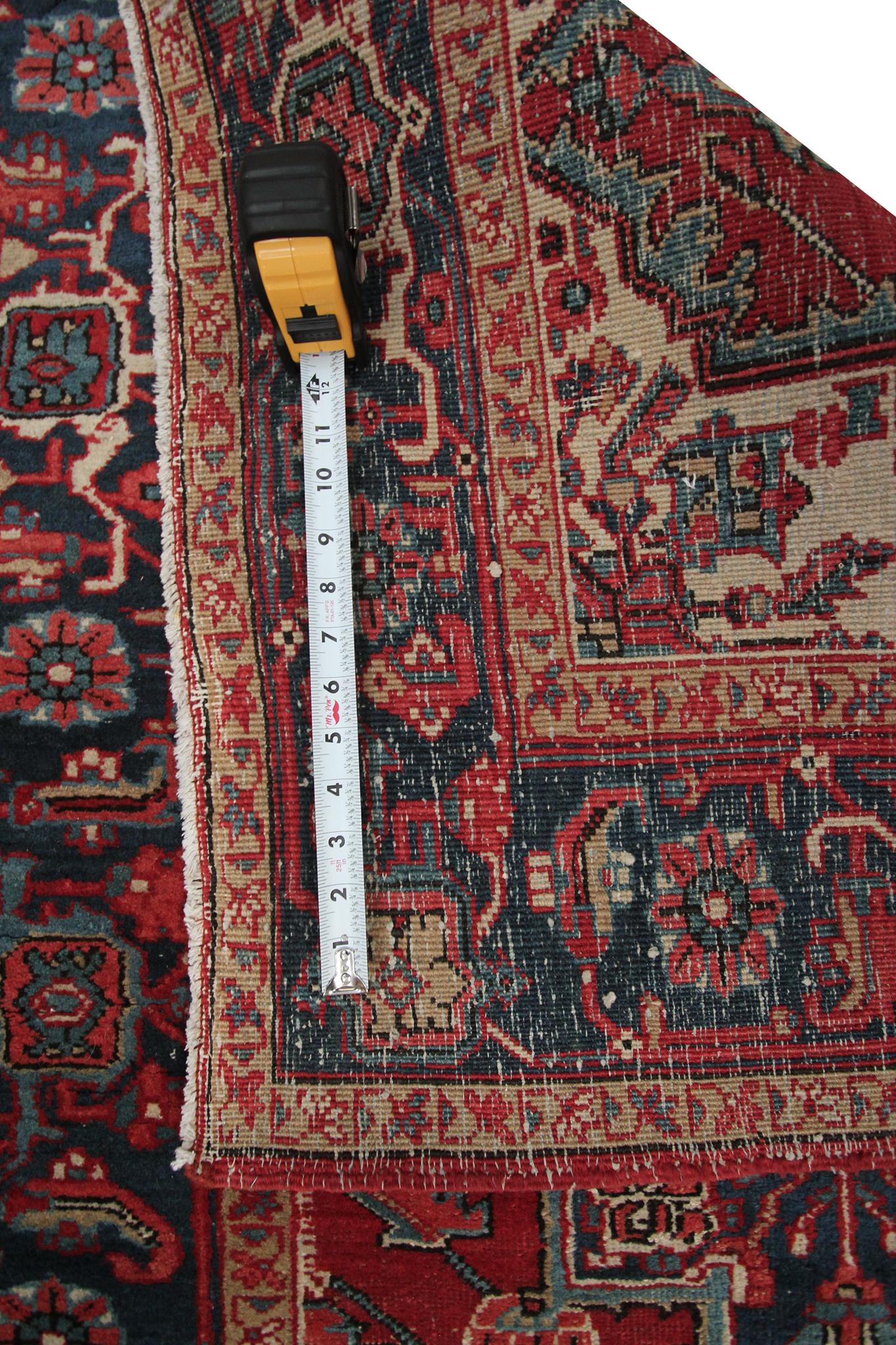 Antiker Heriz Serapi-Teppich 107cm x 160cm Orientalischer Teppich 4x5 in hoher Qualität 1920 im Angebot 4