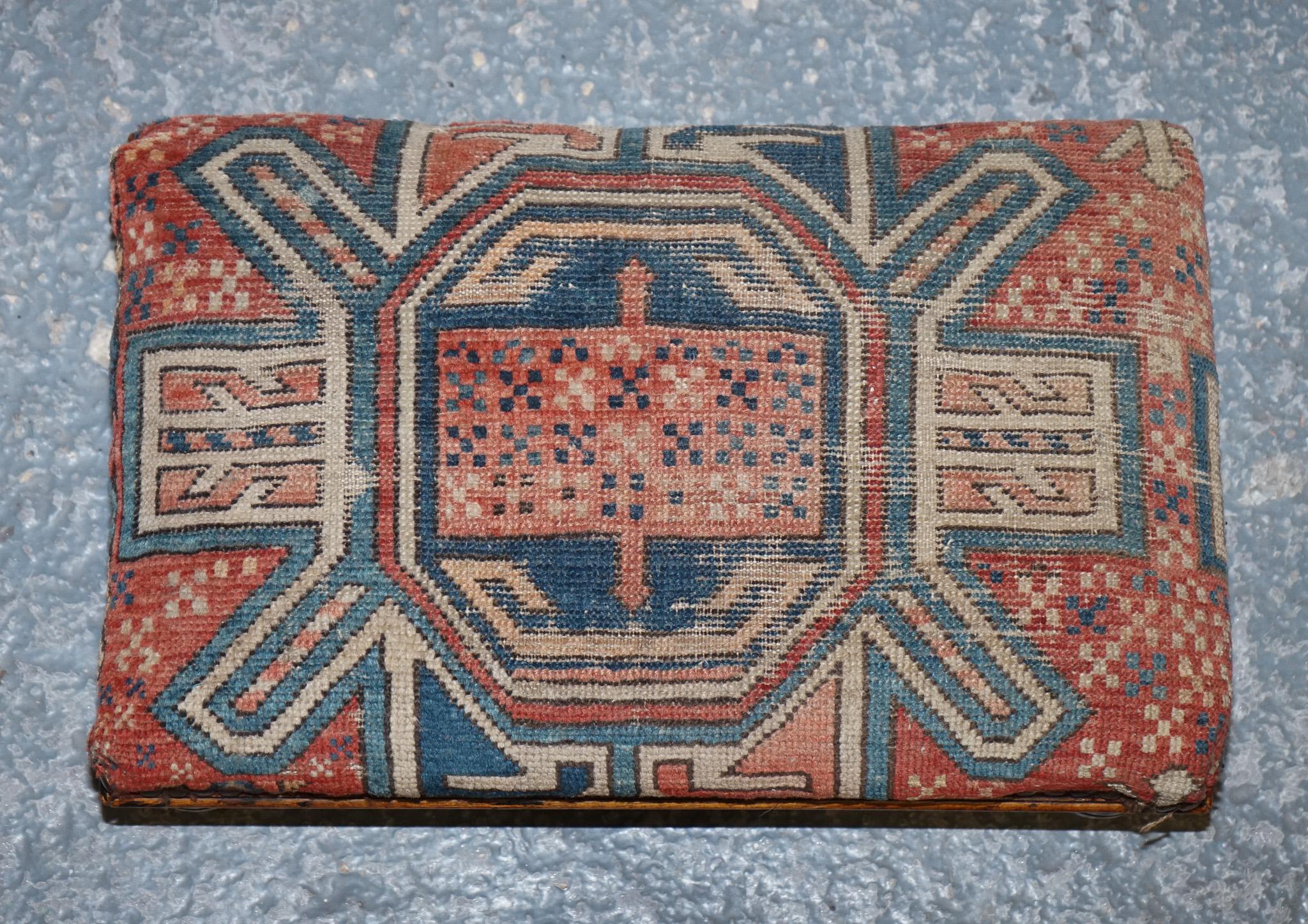 Antigüedades de Londres

Un encantador y auténtico reposapiés antiguo, tapizado en tela de alfombra Kilim de ricos colores, que muestra un tradicional diseño geométrico oriental en profundos tonos terracota, añil, verde azulado y ocre.

Esta pieza