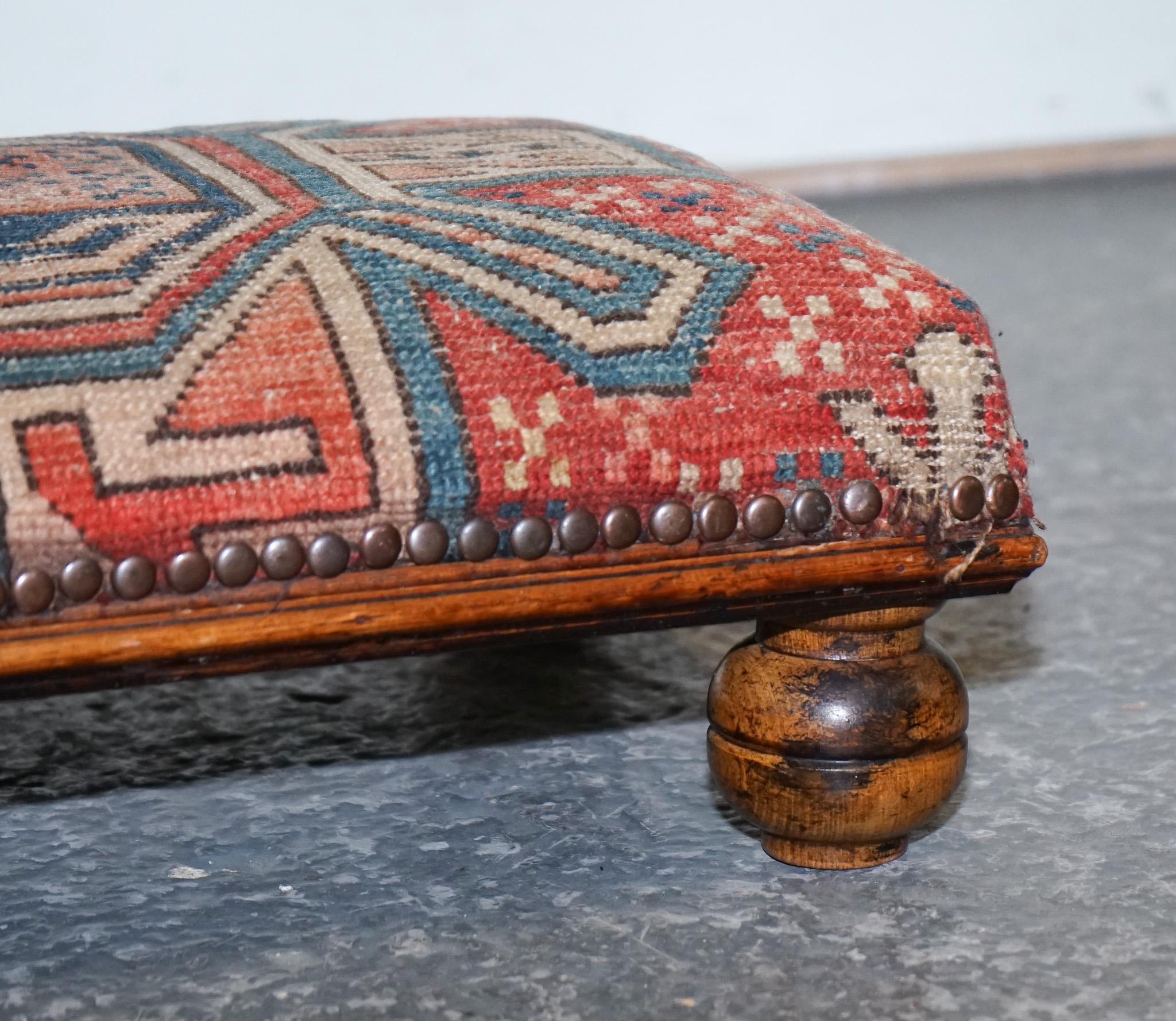alfombra antigua de tela kilim taburete acolchado sobre patas de madera torneada Hecho a mano en venta