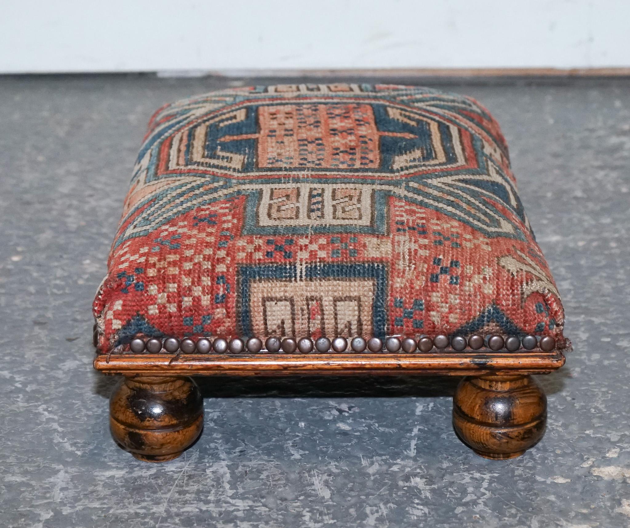 alfombra antigua de tela kilim taburete acolchado sobre patas de madera torneada en Bueno estado para la venta en Pulborough, GB