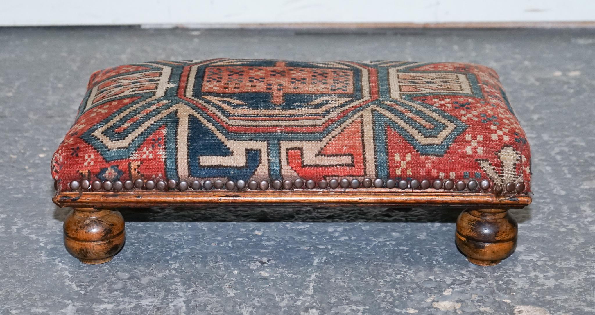 alfombra antigua de tela kilim taburete acolchado sobre patas de madera torneada siglo XX en venta