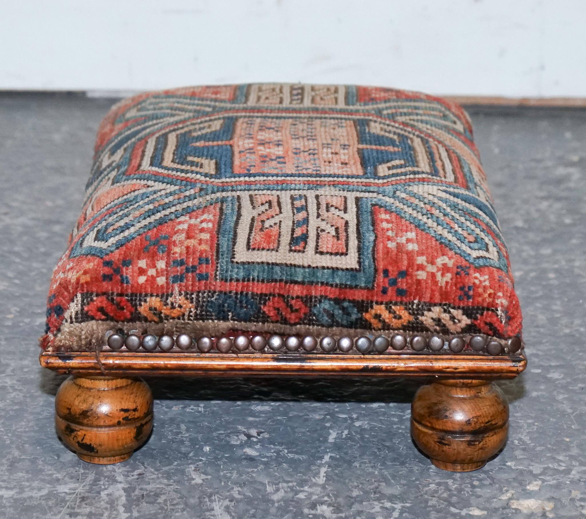 alfombra antigua de tela kilim taburete acolchado sobre patas de madera torneada Tela en venta