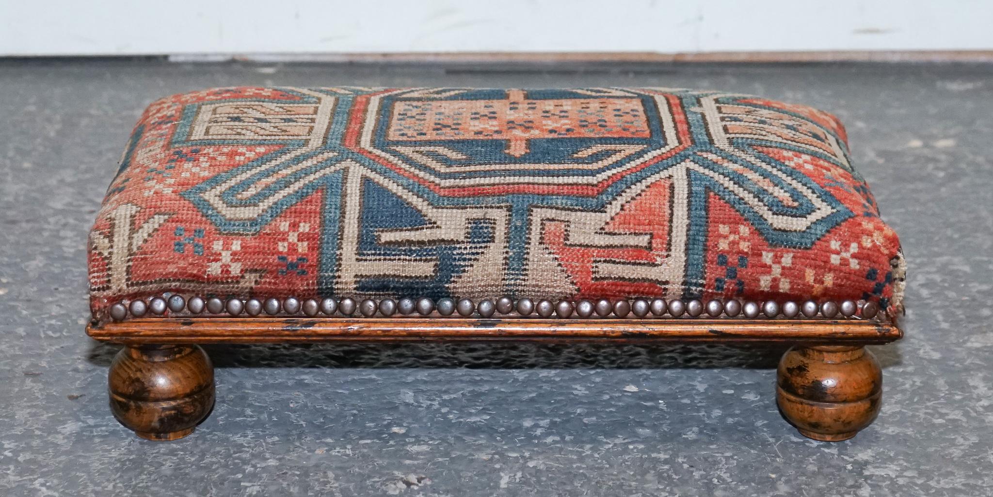 alfombra antigua de tela kilim taburete acolchado sobre patas de madera torneada en venta 1