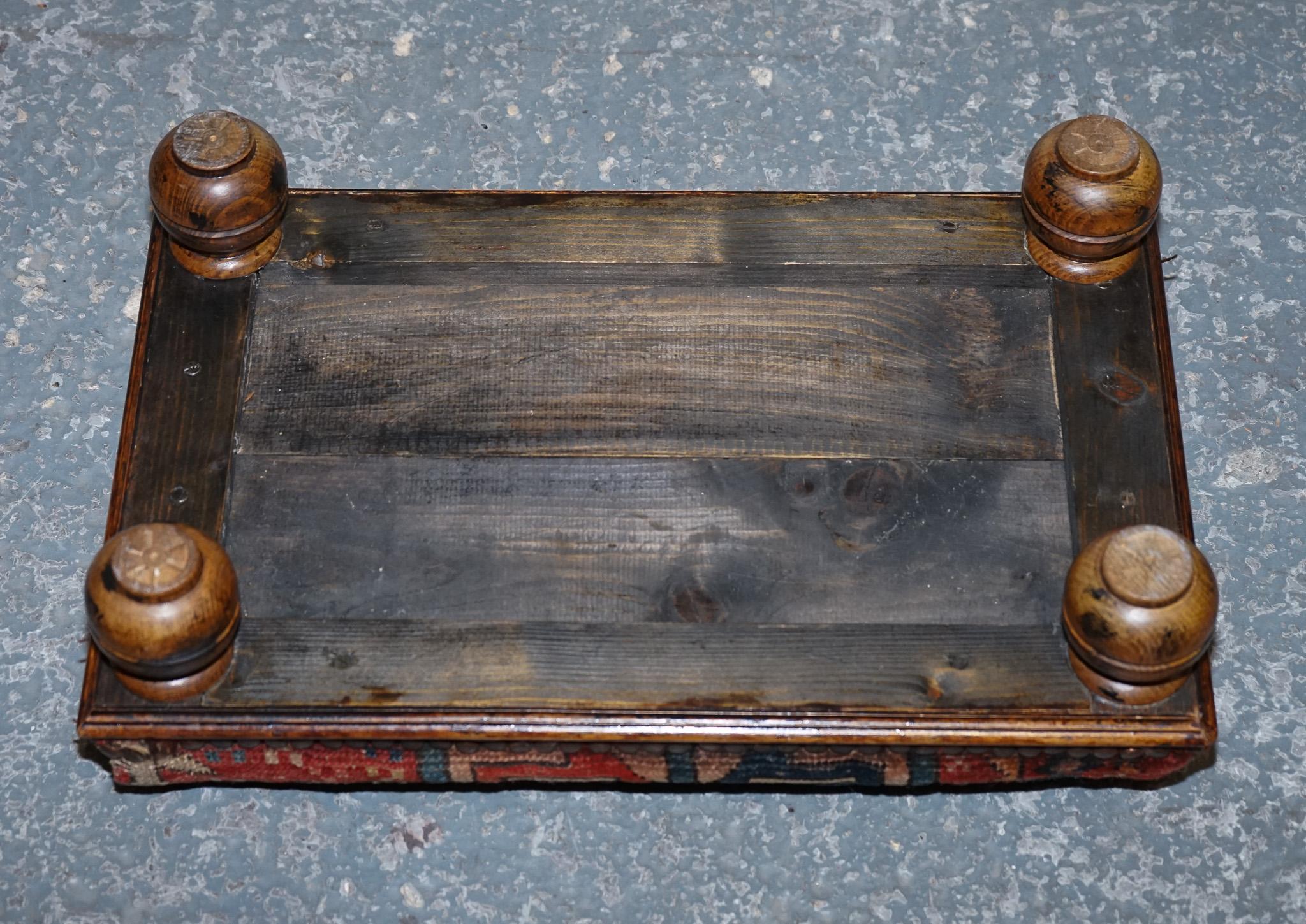 alfombra antigua de tela kilim taburete acolchado sobre patas de madera torneada en venta 2