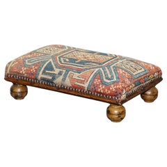 alfombra antigua de tela kilim taburete acolchado sobre patas de madera torneada