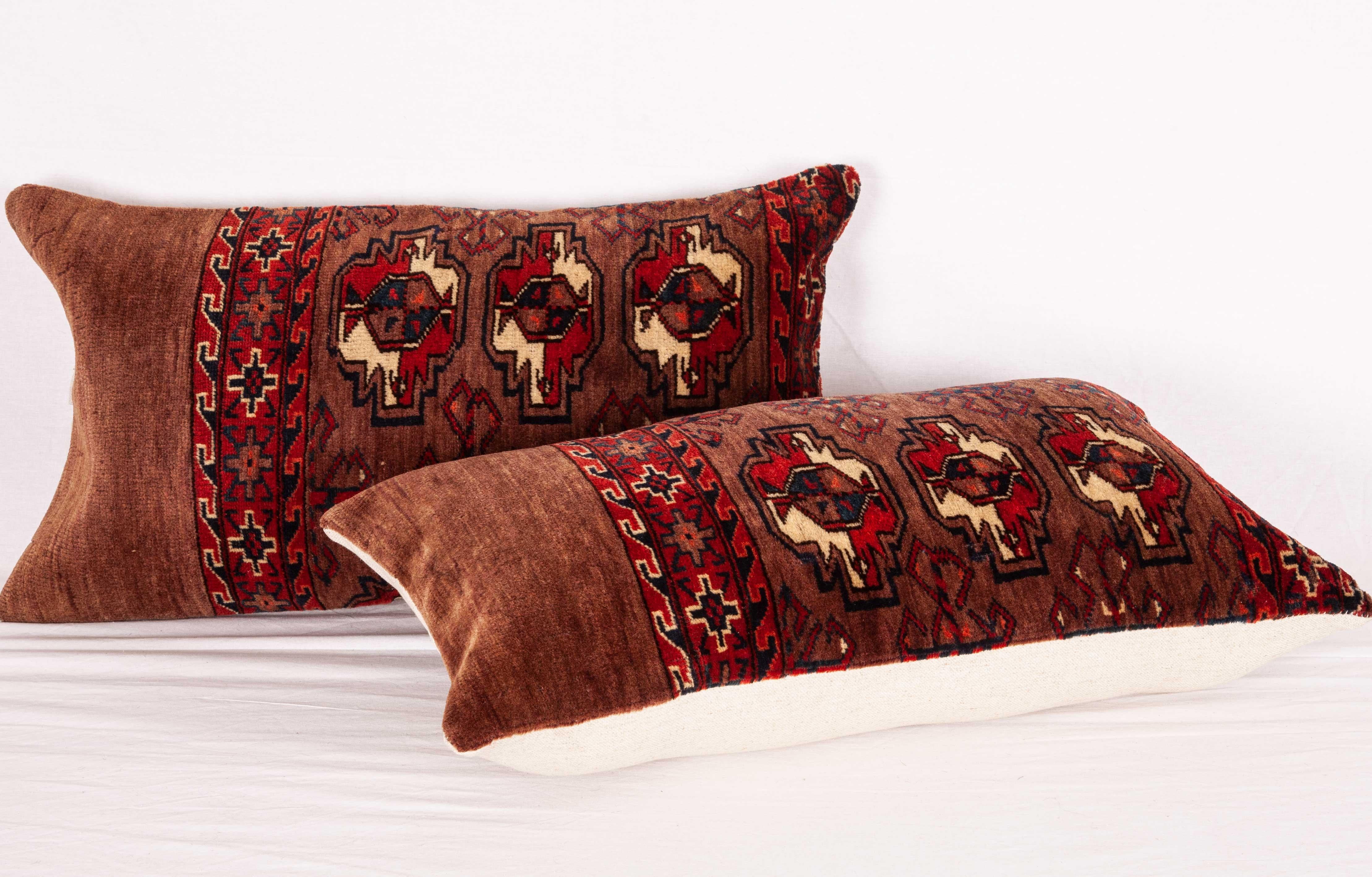 Tissé à la main Boîtier d'oreiller de tapis ancien façonné à partir d'un sac de chuval turkmène Yomud, 19ème siècle
