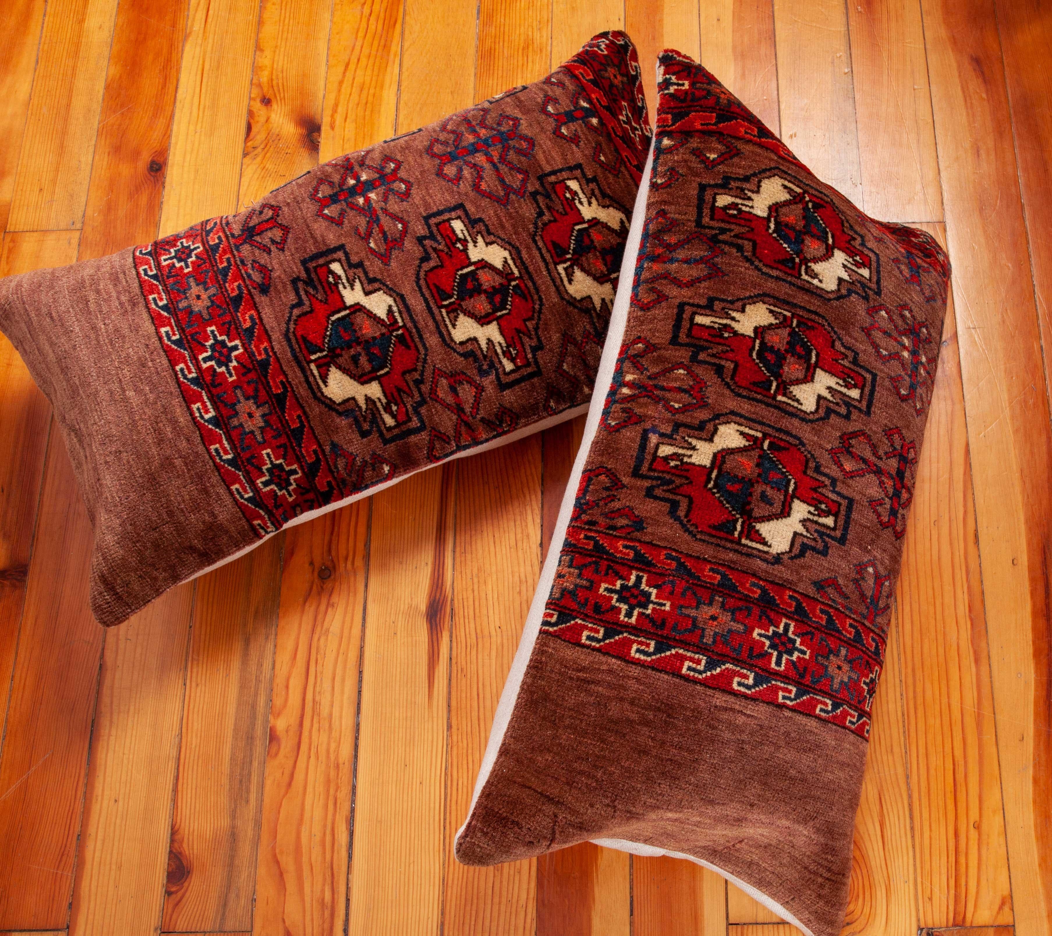 XIXe siècle Boîtier d'oreiller de tapis ancien façonné à partir d'un sac de chuval turkmène Yomud, 19ème siècle