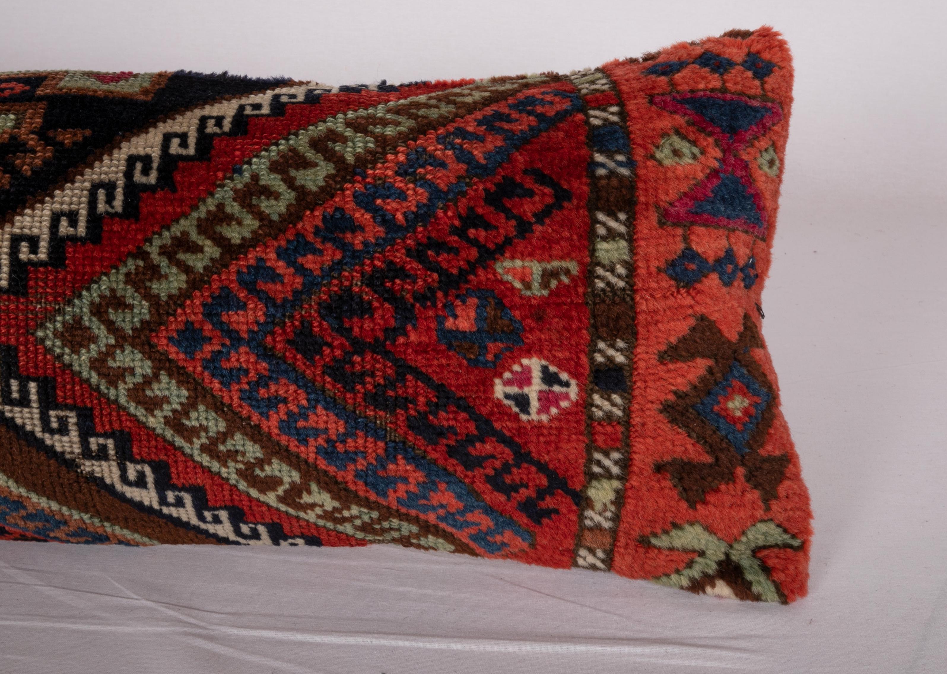Turc Étui à oreillers de tapis ancien fabriqué à partir d'un fragment de tapis d'Anatolie orientale, 19ème siècle en vente