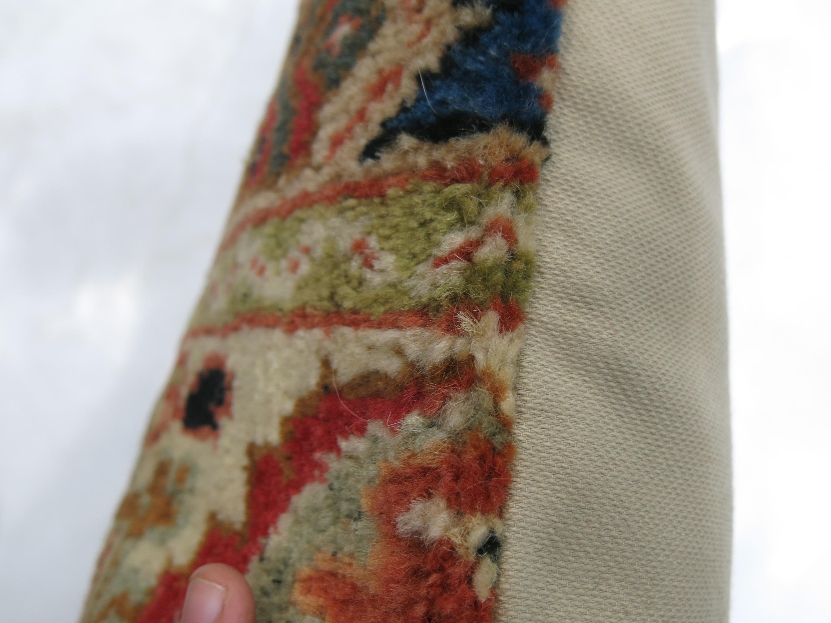 Oreiller fabriqué à partir d'un ancien tapis persan Mahal. Mesures : 16'' x 22''.