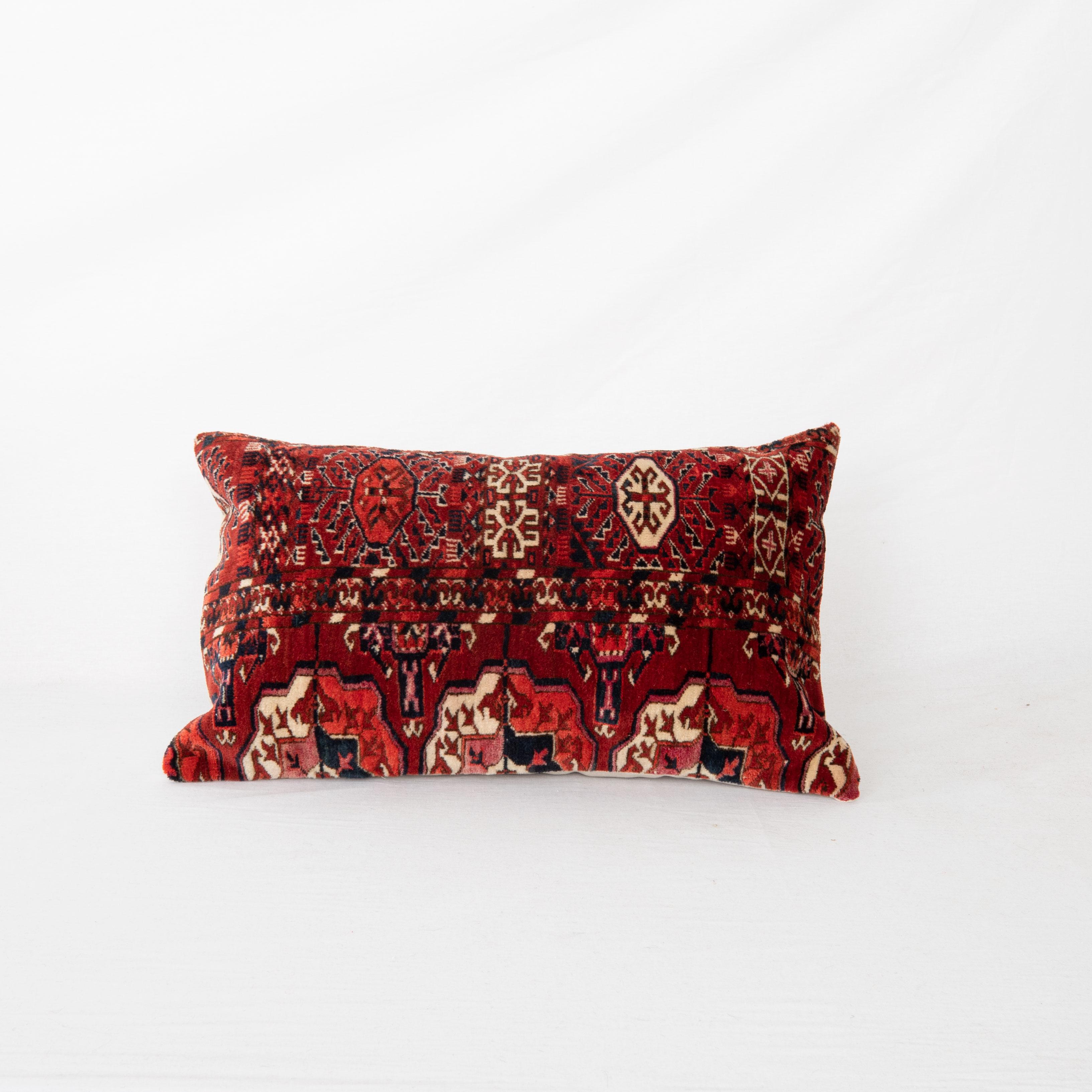 Pillowcase is made from an antique Turkmen, Tekke tribe main rug fragment dating back to 1860s.

It does not come with an insert.
Linen in the back.
Zipper closure.
Dry clean is reccommended.