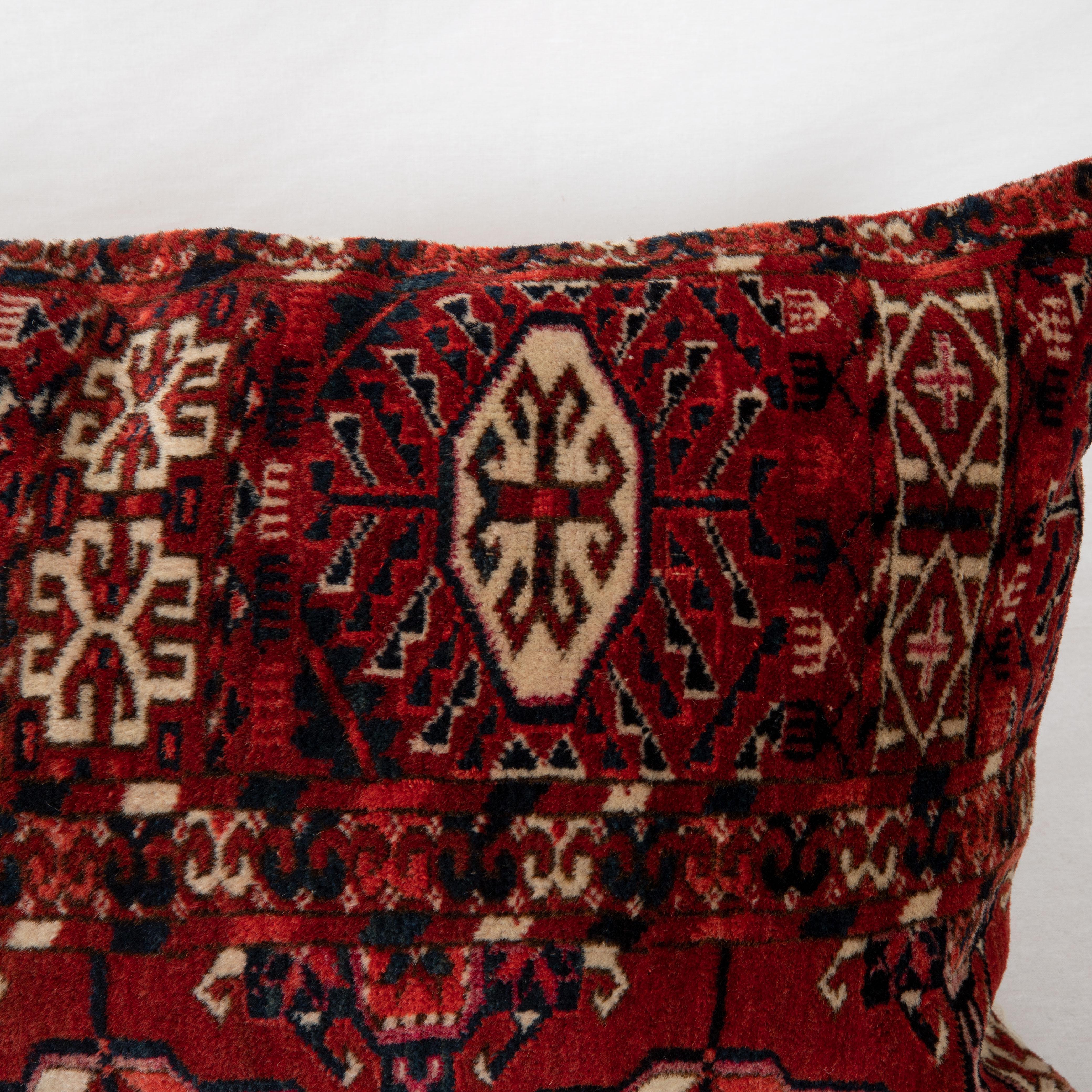 Turkmène Coussin d'oreiller ancien fabriqué à partir d'un fragment de tapis de la fin du 19e siècle de la tribu turkmène Tekke en vente