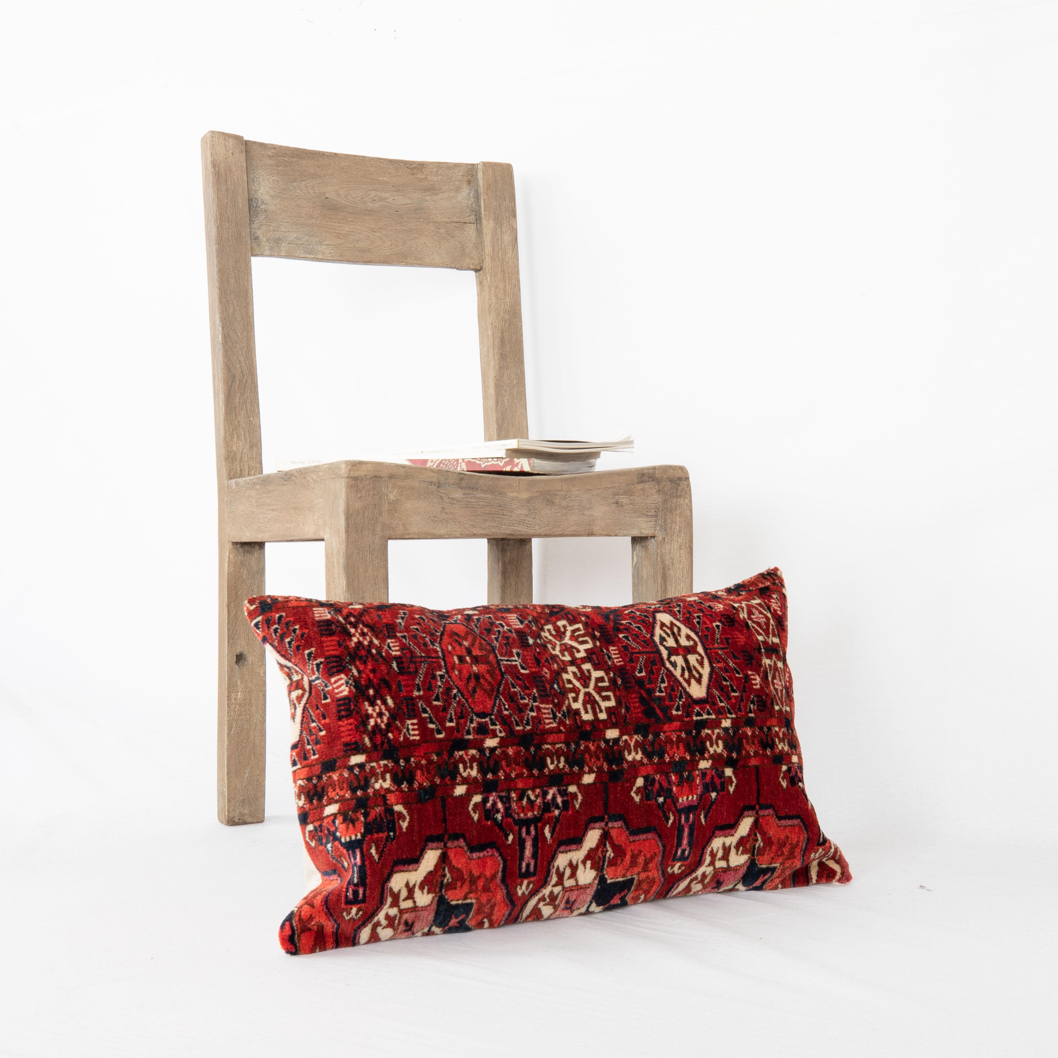 XIXe siècle Coussin d'oreiller ancien fabriqué à partir d'un fragment de tapis de la fin du 19e siècle de la tribu turkmène Tekke en vente