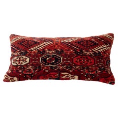 Coussin d'oreiller ancien fabriqué à partir d'un fragment de tapis de la fin du 19e siècle de la tribu turkmène Tekke