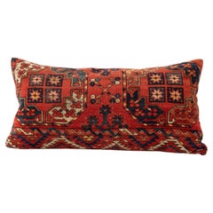 Coussin d'oreiller ancien fabriqué à partir d'un fragment de tapis turkmène Ersari du milieu du 19e siècle
