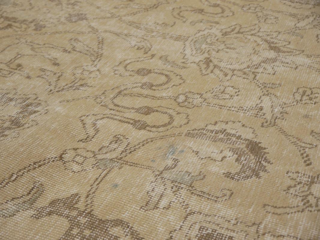 Schöner antiker Teppich im Stil von Täbris - Djoharian Collection'S

Dieser Teppich wurde mit einem dekorativen traditionellen Muster hergestellt. Der Stil erinnert an Teppiche aus Täbris, Bidjar und Sarouk.

MATERIAL des Flors: Handgesponnene
