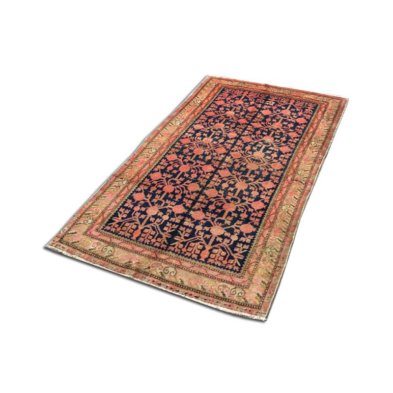 Samarkand carpet from the ancient silk route.

- This type of pieces are characterized by the decorative richness of their designs due to the diversity of people who traveled along this route.

- In general, it has not been manufactured for the