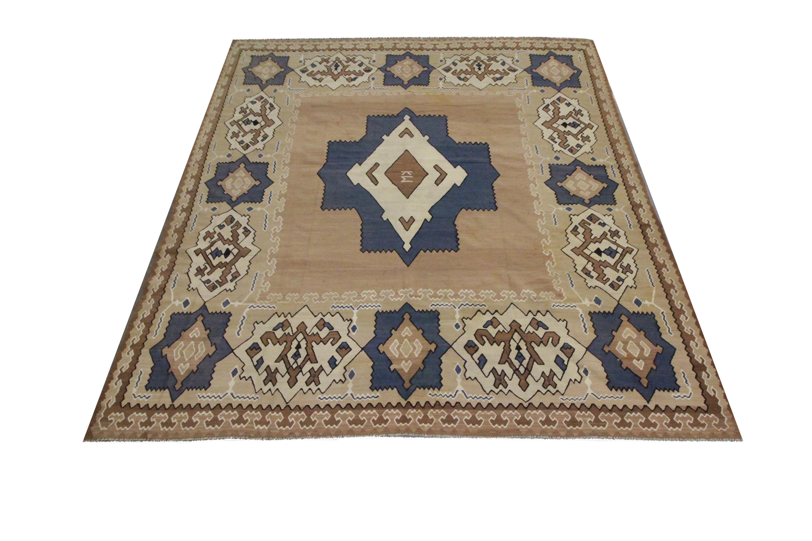 This beautiful handmade kilim is a vintage Serbian, Pirot rug woven in the 1950s. The design features a simple beige and cream background with a large geometric central medallion. This has then been enclosed by a bold repeating pattern border. Both